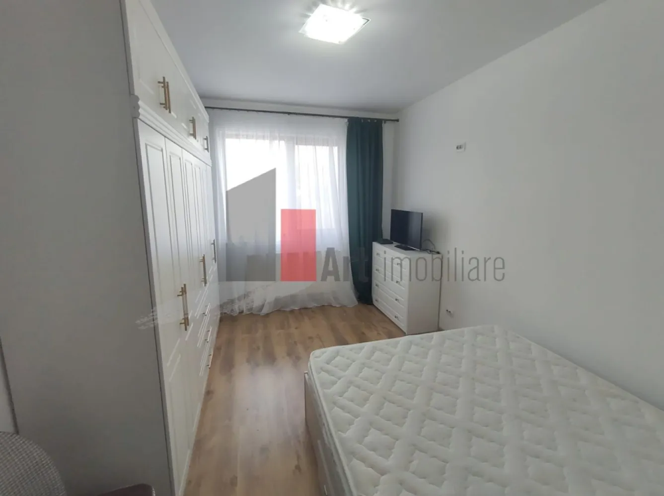 Prima închiriere apartament 2 camere cu centrală - Dristor - Fizicienilor - Vă prezint spre închiriere un apartament de 2 camere, decomandat. Aflat la parterul înalt al unui imobil nou, construit în 2018, apartamentul are vedere spre curtea din spate, unde a fost amenajat un spațiu verde și o parcare.

Locuința este complet mobilată și utilată, fiind la prima închiriere. Este dotată cu centrală proprie, aparat de aer condiționat, frigider, mașină de spălat rufe. Balconul este închis.

Dacă se dorește închirierea locului de parcare, prețul acestuia este de 50 euro/lună.

Imobilul este izolat. Cheltuielile de întreținere sunt mici, apartamentul având contoare de gaz și de curent.

Stația de metrou Nicolae Grigorescu și Parcul IOR sunt la o plimbare de 5 minute pe jos. 
În zonă sunt școli, magazine, Mallul Park Lake.
Se încheie contract la ANAF.

Pentru mai multe detalii și programarea unei vizionări, vă stau la dispoziție.