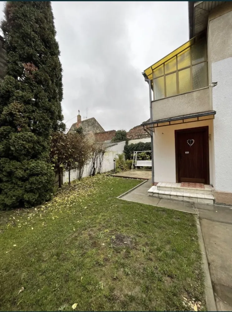 BRASADAS vinde casa cu 3 cam și teren 3 ari zona TITULESCU. - Agenția imobiliara BRASADAS vinde casa cu etaj in zona TITULESCU, cu o suprafata utila de 120mp. 

Casa este construita din caramida, pe un teren de 300mp, compartimentata cu beci mare la subsol, living, bucatarie, debara si 2 bai la parter iar la etaj sunt 2 dormitoare si o baie.

In curte regasim un garaj cu debara la fel din caramida, multa verdeata si spatiu pentru relaxare.

www.brasadas.com.