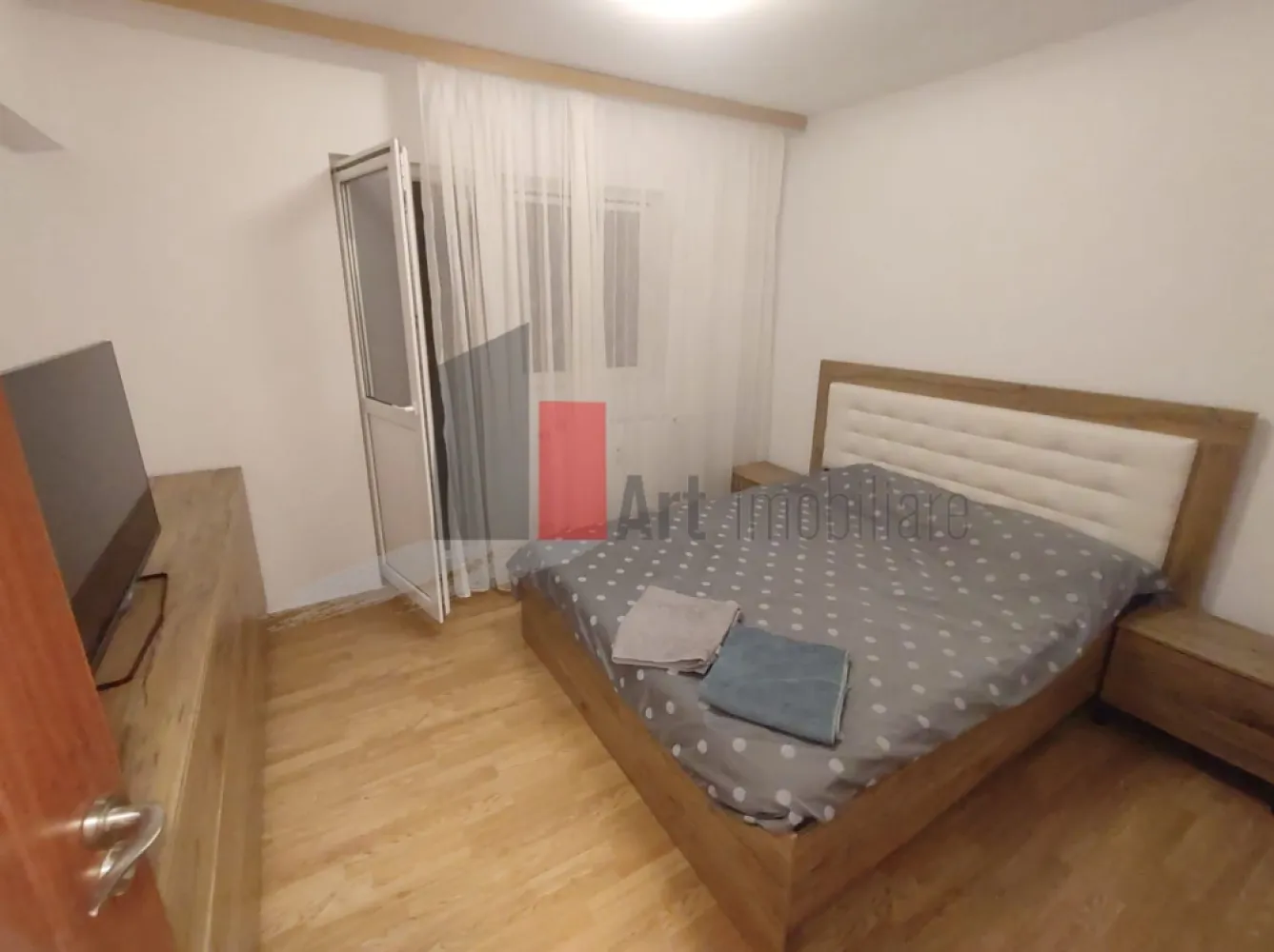 Prima închiriere apartament decomandat 3 camere - Bd. Lacul Tei -Parcul Circului - Vă propun spre închiriere un apartament luminos, decomandat de 3 camere. Situat la etajul 5/10, apartamentul este complet mobilat și utilat, fiind la prima închiriere.

Locuința beneficiază de o compartimentare practică iar bucătăria este spațioasă.
Toate instalațiile sanitare, electrice, termice au fost schimbate. Deși este racordat la sitemul de încălzire al orașului, la baie a fost montat un boiler, pentru apă caldă.
Apartamentul are 2 balcoane mari, închise, unul dintre ele fiind inclus în camera de zi. 
Baia are aerisire naturală, fiind prevăzută cu geam și este dotată cu cabină de duș.
Dressingul din hol este înalt și foarte spațios.

Imobilul nu este inclus în nici o clasă de risc sau de urgență.

Imobilul este amplasat într-o zonă foarte bine conectată, fiind la 5 minute de mers pe jos de Parcul Circului și de Circul Metropolitan. În apropiere sunt școli, grădinițe, stația de metrou Ștefan cel Mare, magazine și toate facilitățile necesare unui stil de viață confortabil.
STB: 182, 282, N103; 17, 36; 330, 5.
Nu se acceptă animale de companie.

Pentru mai multe detalii și programarea unei vizionări, vă stau cu drag la dispoziție!