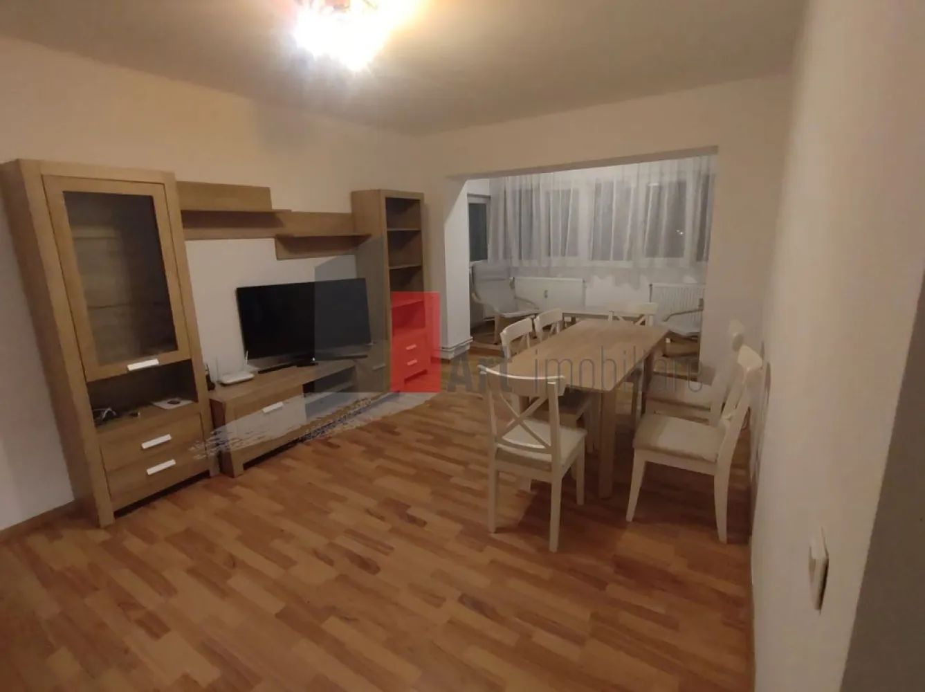 Prima închiriere apartament decomandat 3 camere - Bd. Lacul Tei -Parcul Circului - Vă propun spre închiriere un apartament luminos, decomandat de 3 camere. Situat la etajul 5/10, apartamentul este complet mobilat și utilat, fiind la prima închiriere.

Locuința beneficiază de o compartimentare practică iar bucătăria este spațioasă.
Toate instalațiile sanitare, electrice, termice au fost schimbate. Deși este racordat la sitemul de încălzire al orașului, la baie a fost montat un boiler, pentru apă caldă.
Apartamentul are 2 balcoane mari, închise, unul dintre ele fiind inclus în camera de zi. 
Baia are aerisire naturală, fiind prevăzută cu geam și este dotată cu cabină de duș.
Dressingul din hol este înalt și foarte spațios.

Imobilul nu este inclus în nici o clasă de risc sau de urgență.

Imobilul este amplasat într-o zonă foarte bine conectată, fiind la 5 minute de mers pe jos de Parcul Circului și de Circul Metropolitan. În apropiere sunt școli, grădinițe, stația de metrou Ștefan cel Mare, magazine și toate facilitățile necesare unui stil de viață confortabil.
STB: 182, 282, N103; 17, 36; 330, 5.
Nu se acceptă animale de companie.

Pentru mai multe detalii și programarea unei vizionări, vă stau cu drag la dispoziție!