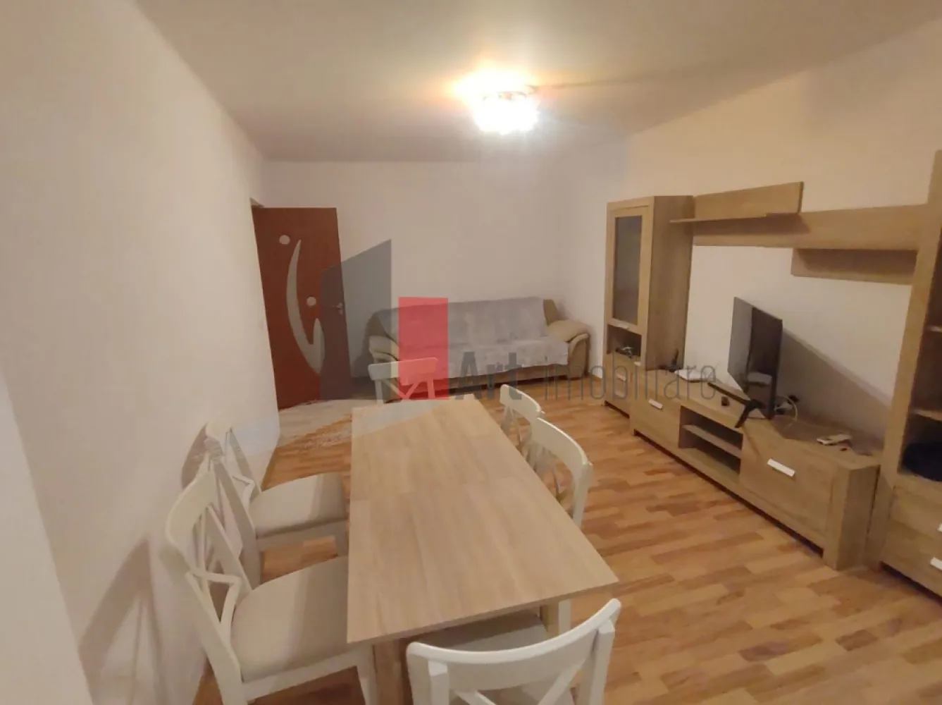 Prima închiriere apartament decomandat 3 camere - Bd. Lacul Tei -Parcul Circului - Vă propun spre închiriere un apartament luminos, decomandat de 3 camere. Situat la etajul 5/10, apartamentul este complet mobilat și utilat, fiind la prima închiriere.

Locuința beneficiază de o compartimentare practică iar bucătăria este spațioasă.
Toate instalațiile sanitare, electrice, termice au fost schimbate. Deși este racordat la sitemul de încălzire al orașului, la baie a fost montat un boiler, pentru apă caldă.
Apartamentul are 2 balcoane mari, închise, unul dintre ele fiind inclus în camera de zi. 
Baia are aerisire naturală, fiind prevăzută cu geam și este dotată cu cabină de duș.
Dressingul din hol este înalt și foarte spațios.

Imobilul nu este inclus în nici o clasă de risc sau de urgență.

Imobilul este amplasat într-o zonă foarte bine conectată, fiind la 5 minute de mers pe jos de Parcul Circului și de Circul Metropolitan. În apropiere sunt școli, grădinițe, stația de metrou Ștefan cel Mare, magazine și toate facilitățile necesare unui stil de viață confortabil.
STB: 182, 282, N103; 17, 36; 330, 5.
Nu se acceptă animale de companie.

Pentru mai multe detalii și programarea unei vizionări, vă stau cu drag la dispoziție!