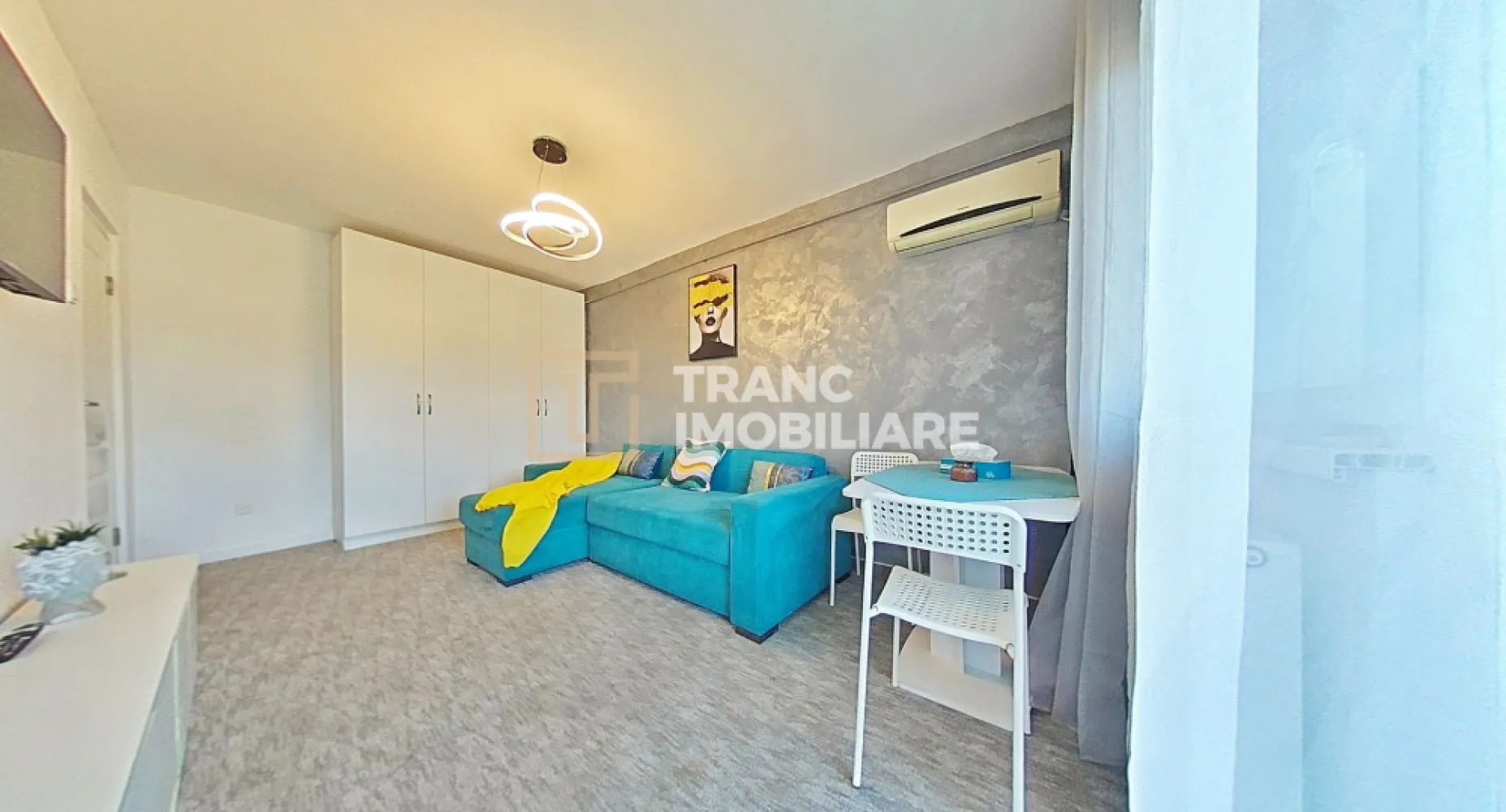 Garsoniera confort 1 de inchiriat, Micalaca Arad - Disponibilă acum spre închiriere, această garsonieră confort 1 din Micălaca, Arad, este o opțiune excelentă pentru cei care își doresc un spațiu modern, bine poziționat și gata de mutare.

Locuința are o suprafață utilă de 31 mp și o suprafață desfășurată de 39 mp, fiind compartimentată semidecomandat: o cameră luminoasă, bucătărie separată, coridor, baie și balcon. Este situată la etajul 4 al unui bloc cu 4 etaje, construit în 1980.

Garsoniera a fost proaspăt renovată și urmează să fie închiriată pentru prima dată după renovare. Interiorul beneficiază de mobilier modern, finisaje actuale și o atmosferă curată, plăcută — genul de locuință în care intri și simți imediat că „aici merge o cafea pe balcon”.

Un avantaj important îl reprezintă încălzirea prin CET, care oferă costuri de întreținere avantajoase și predictibile. Pentru parcare, există posibilitatea obținerii unui loc prin Recons sau utilizarea zonelor nemarcate din apropiere.

Zona este unul dintre marile puncte forte ale proprietății: acces rapid către facultate, parcuri, spital privat, magazine, transport în comun și alte facilități utile vieții de zi cu zi.

Dacă îți dorești o garsonieră renovată, bine amplasată și eficientă din punct de vedere al costurilor, această proprietate merită văzută.