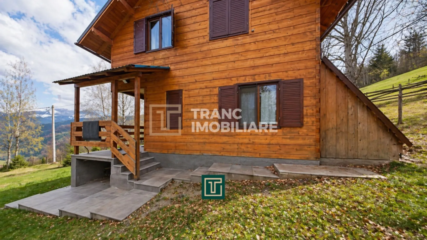 Cabana la munte în Arieseni-Ideală pentru vacanță sau investiție - Tranc Imobiliare vă prezintă în exclusivitate o cabană de vânzare în satul Bubești, comuna Arieșeni, județul Alba, după satul de vacanță Vârtop.

Cabană nouă, bine întreținută, pregătită pentru utilizare imediată, folosită exclusiv în scop personal, nu în regim turistic, ceea ce se reflectă în starea foarte bună a proprietății.

Proprietatea este amplasată într-o zonă de munte liniștită, cu aer curat și peisaj natural. Accesul se face din drumul național, urmat de un drum de pământ pietruit, parcurs în aproximativ 5 minute cu mașina până la cabană.

Cabana are o suprafață construită de 140 mp și o suprafață utilă de 129 mp, la care se adaugă o terasă de aproximativ 30 mp construiți. Suprafața totală a terenului este de 447 mp.

Compartimentarea este realizată eficient. La parter se regăsesc un hol de acces, debara pentru depozitare, bucătărie separată, baie, cameră tehnică și un living spațios cu ieșire directă către terasă. La etaj, respectiv mansardă, sunt dispuse patru dormitoare și o baie.

Exteriorul proprietății este amenajat pentru relaxare și activități în aer liber, incluzând terasă cu priveliște către natură, foișor pentru grătar, spațiu de depozitare sau magazie de lemne și teren generos cu locuri de parcare.

Din punct de vedere al utilităților, cabana dispune de încălzire prin centrală electrică și șemineu pe lemne, apă din izvor captat, fosă septică, curent electric și gaz pe butelie.

Proprietatea este potrivită atât pentru uz personal, ca loc de relaxare, vacanță sau chiar locuință permanentă, cât și ca investiție, având potențial foarte bun pentru închiriere în regim turistic.

Prețul este de 100.000 euro, iar pentru cumpărător comisionul este 0%.

Pentru mai multe detalii și programarea unei vizionări, vă stăm la dispoziție la numărul de telefon +40 748 125 408.