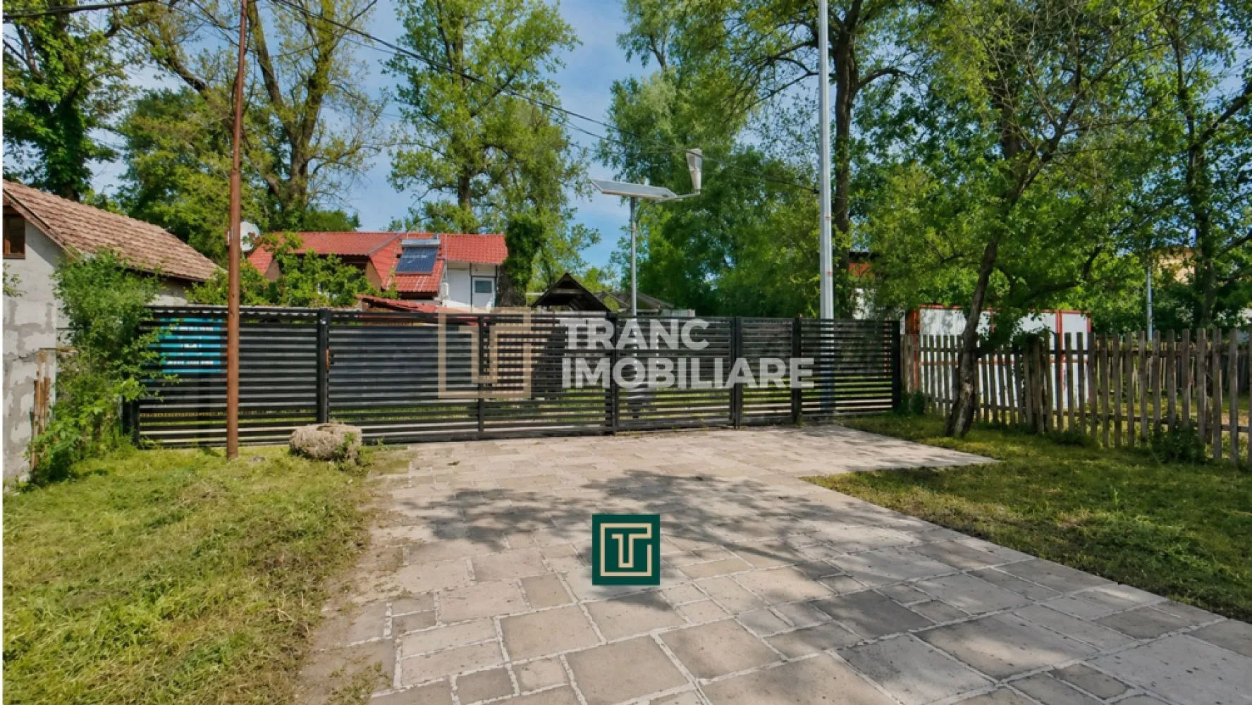 Cabană de vânzare la 3 Insule-Arad - Tranc Imobiliare vă propune spre vânzare, în exclusivitate, o cabană situată în zona 3 Insule, Arad, într-un cadru natural deosebit, ideal pentru relaxare și timp petrecut în aer liber.

Proprietatea este amplasată într-o locație unică, în mijlocul naturii, oferind liniște și intimitate. În exterior există facilități pentru relaxare, inclusiv un foișor amenajat, potrivit pentru grătar sau momente petrecute în aer liber.

Cabana este spațioasă și practică, având o compartimentare eficientă. La parter se regăsește o zonă de living cu bucătărie deschisă și o masă generoasă, ideală pentru socializare. Proprietatea este bine izolată, ceea ce asigură menținerea temperaturii optime atât vara, cât și iarna, fără a fi necesar aer condiționat.

Încălzirea este realizată printr-un șemineu pe peleți, nou, care încălzește eficient întreaga cabană. De asemenea, proprietatea dispune și de un șemineu pe lemne.

Cabana are o suprafață construită de 98 mp și o suprafață utilă de 49 mp, fiind dispusă pe parter și etaj (P+1). Proprietatea beneficiază de un teren de 409 mp, concesionat de la Primărie, și loc de parcare în curte, oferind confort și siguranță.

În ceea ce privește utilitățile, cabana dispune de apă prin hidrofor, iar sistemul de evacuare este realizat prin decontor, specific zonei 3 Insule, unde nu există canalizare clasică. Curentul este de la rețea. 

Prețul proprietății este de 79.900 euro.
Pentru mai multe detalii și programarea unei vizionări:
📞 +40 748 125 408