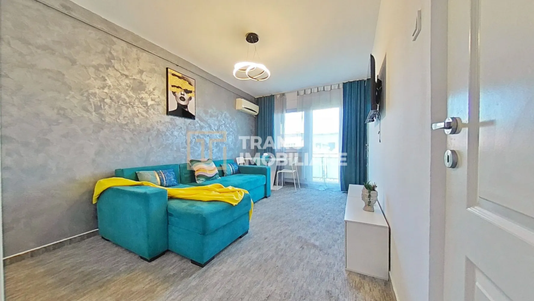 Garsoniera confort 1 de inchiriat, Micalaca Arad - Disponibilă acum spre închiriere, această garsonieră confort 1 din Micălaca, Arad, este o opțiune excelentă pentru cei care își doresc un spațiu modern, bine poziționat și gata de mutare.

Locuința are o suprafață utilă de 31 mp și o suprafață desfășurată de 39 mp, fiind compartimentată semidecomandat: o cameră luminoasă, bucătărie separată, coridor, baie și balcon. Este situată la etajul 4 al unui bloc cu 4 etaje, construit în 1980.

Garsoniera a fost proaspăt renovată și urmează să fie închiriată pentru prima dată după renovare. Interiorul beneficiază de mobilier modern, finisaje actuale și o atmosferă curată, plăcută — genul de locuință în care intri și simți imediat că „aici merge o cafea pe balcon”.

Un avantaj important îl reprezintă încălzirea prin CET, care oferă costuri de întreținere avantajoase și predictibile. Pentru parcare, există posibilitatea obținerii unui loc prin Recons sau utilizarea zonelor nemarcate din apropiere.

Zona este unul dintre marile puncte forte ale proprietății: acces rapid către facultate, parcuri, spital privat, magazine, transport în comun și alte facilități utile vieții de zi cu zi.

Dacă îți dorești o garsonieră renovată, bine amplasată și eficientă din punct de vedere al costurilor, această proprietate merită văzută.
