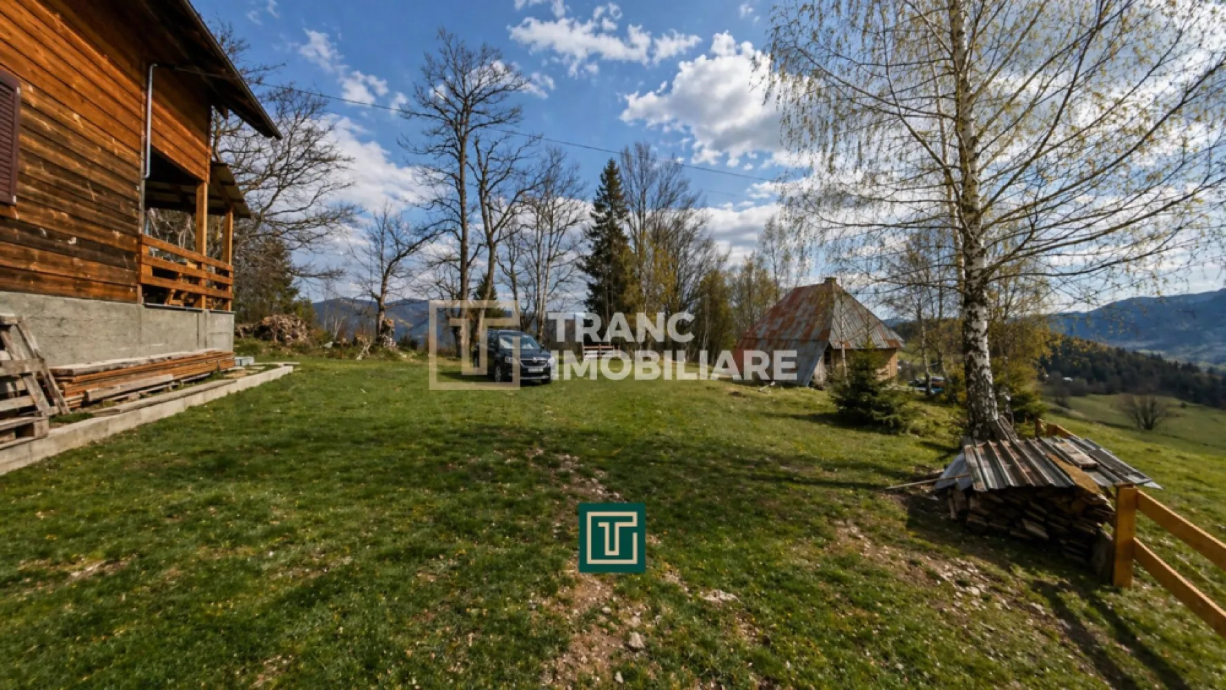 Cabana la munte în Arieseni-Ideală pentru vacanță sau investiție - Tranc Imobiliare vă prezintă în exclusivitate o cabană de vânzare în satul Bubești, comuna Arieșeni, județul Alba, după satul de vacanță Vârtop.

Cabană nouă, bine întreținută, pregătită pentru utilizare imediată, folosită exclusiv în scop personal, nu în regim turistic, ceea ce se reflectă în starea foarte bună a proprietății.

Proprietatea este amplasată într-o zonă de munte liniștită, cu aer curat și peisaj natural. Accesul se face din drumul național, urmat de un drum de pământ pietruit, parcurs în aproximativ 5 minute cu mașina până la cabană.

Cabana are o suprafață construită de 140 mp și o suprafață utilă de 129 mp, la care se adaugă o terasă de aproximativ 30 mp construiți. Suprafața totală a terenului este de 447 mp.

Compartimentarea este realizată eficient. La parter se regăsesc un hol de acces, debara pentru depozitare, bucătărie separată, baie, cameră tehnică și un living spațios cu ieșire directă către terasă. La etaj, respectiv mansardă, sunt dispuse patru dormitoare și o baie.

Exteriorul proprietății este amenajat pentru relaxare și activități în aer liber, incluzând terasă cu priveliște către natură, foișor pentru grătar, spațiu de depozitare sau magazie de lemne și teren generos cu locuri de parcare.

Din punct de vedere al utilităților, cabana dispune de încălzire prin centrală electrică și șemineu pe lemne, apă din izvor captat, fosă septică, curent electric și gaz pe butelie.

Proprietatea este potrivită atât pentru uz personal, ca loc de relaxare, vacanță sau chiar locuință permanentă, cât și ca investiție, având potențial foarte bun pentru închiriere în regim turistic.

Prețul este de 100.000 euro, iar pentru cumpărător comisionul este 0%.

Pentru mai multe detalii și programarea unei vizionări, vă stăm la dispoziție la numărul de telefon +40 748 125 408.