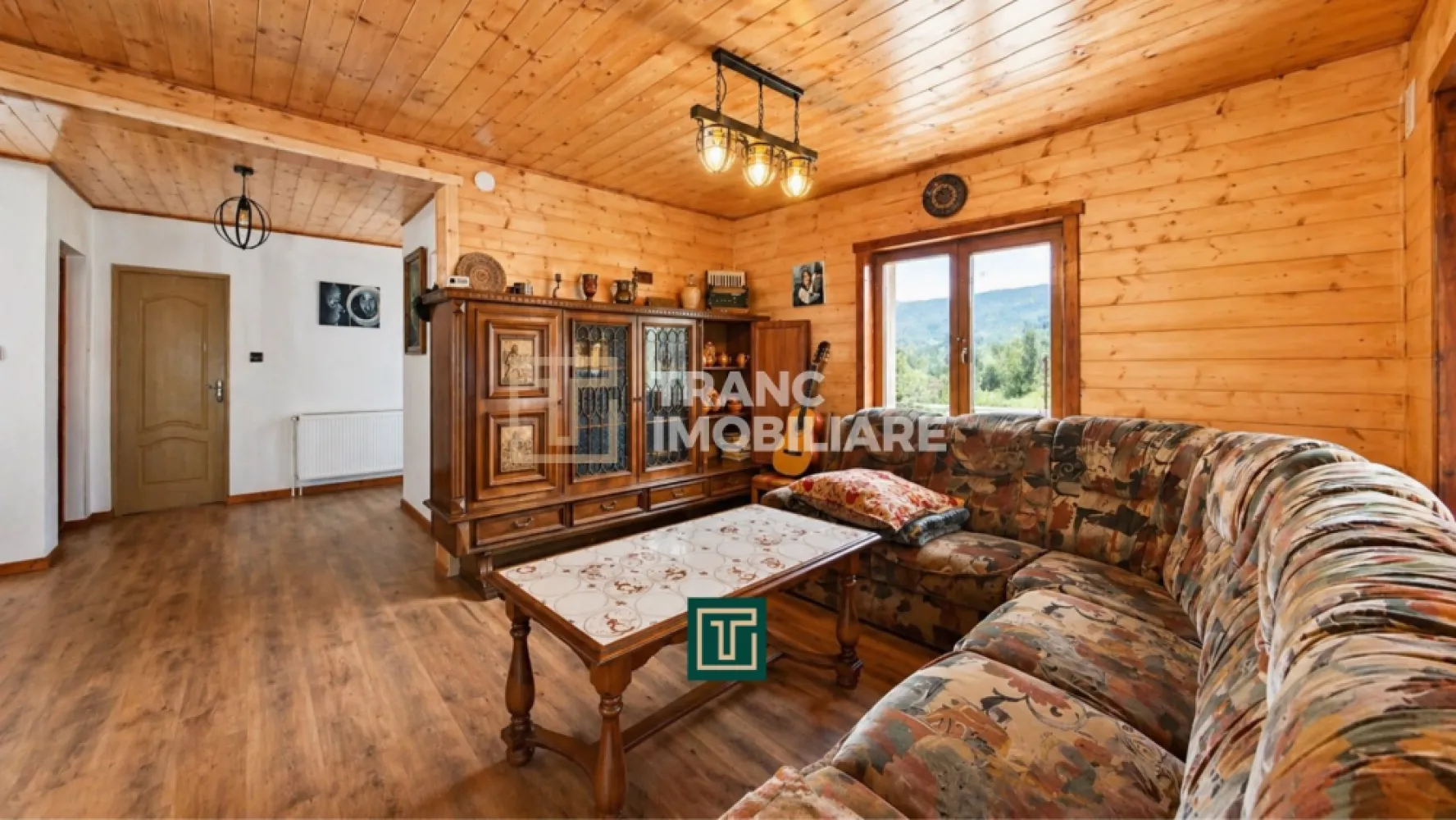 Cabana la munte în Arieseni-Ideală pentru vacanță sau investiție - Tranc Imobiliare vă prezintă în exclusivitate o cabană de vânzare în satul Bubești, comuna Arieșeni, județul Alba, după satul de vacanță Vârtop.

Cabană nouă, bine întreținută, pregătită pentru utilizare imediată, folosită exclusiv în scop personal, nu în regim turistic, ceea ce se reflectă în starea foarte bună a proprietății.

Proprietatea este amplasată într-o zonă de munte liniștită, cu aer curat și peisaj natural. Accesul se face din drumul național, urmat de un drum de pământ pietruit, parcurs în aproximativ 5 minute cu mașina până la cabană.

Cabana are o suprafață construită de 140 mp și o suprafață utilă de 129 mp, la care se adaugă o terasă de aproximativ 30 mp construiți. Suprafața totală a terenului este de 447 mp.

Compartimentarea este realizată eficient. La parter se regăsesc un hol de acces, debara pentru depozitare, bucătărie separată, baie, cameră tehnică și un living spațios cu ieșire directă către terasă. La etaj, respectiv mansardă, sunt dispuse patru dormitoare și o baie.

Exteriorul proprietății este amenajat pentru relaxare și activități în aer liber, incluzând terasă cu priveliște către natură, foișor pentru grătar, spațiu de depozitare sau magazie de lemne și teren generos cu locuri de parcare.

Din punct de vedere al utilităților, cabana dispune de încălzire prin centrală electrică și șemineu pe lemne, apă din izvor captat, fosă septică, curent electric și gaz pe butelie.

Proprietatea este potrivită atât pentru uz personal, ca loc de relaxare, vacanță sau chiar locuință permanentă, cât și ca investiție, având potențial foarte bun pentru închiriere în regim turistic.

Prețul este de 100.000 euro, iar pentru cumpărător comisionul este 0%.

Pentru mai multe detalii și programarea unei vizionări, vă stăm la dispoziție la numărul de telefon +40 748 125 408.