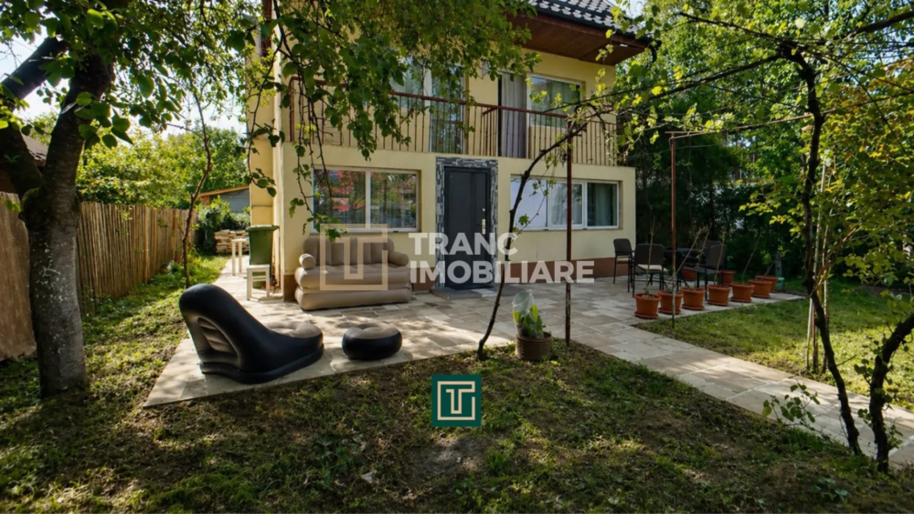Cabană de vânzare la 3 Insule-Arad - Tranc Imobiliare vă propune spre vânzare, în exclusivitate, o cabană situată în zona 3 Insule, Arad, într-un cadru natural deosebit, ideal pentru relaxare și timp petrecut în aer liber.

Proprietatea este amplasată într-o locație unică, în mijlocul naturii, oferind liniște și intimitate. În exterior există facilități pentru relaxare, inclusiv un foișor amenajat, potrivit pentru grătar sau momente petrecute în aer liber.

Cabana este spațioasă și practică, având o compartimentare eficientă. La parter se regăsește o zonă de living cu bucătărie deschisă și o masă generoasă, ideală pentru socializare. Proprietatea este bine izolată, ceea ce asigură menținerea temperaturii optime atât vara, cât și iarna, fără a fi necesar aer condiționat.

Încălzirea este realizată printr-un șemineu pe peleți, nou, care încălzește eficient întreaga cabană. De asemenea, proprietatea dispune și de un șemineu pe lemne.

Cabana are o suprafață construită de 98 mp și o suprafață utilă de 49 mp, fiind dispusă pe parter și etaj (P+1). Proprietatea beneficiază de un teren de 409 mp, concesionat de la Primărie, și loc de parcare în curte, oferind confort și siguranță.

În ceea ce privește utilitățile, cabana dispune de apă prin hidrofor, iar sistemul de evacuare este realizat prin decontor, specific zonei 3 Insule, unde nu există canalizare clasică. Curentul este de la rețea. 

Prețul proprietății este de 79.900 euro.
Pentru mai multe detalii și programarea unei vizionări:
📞 +40 748 125 408