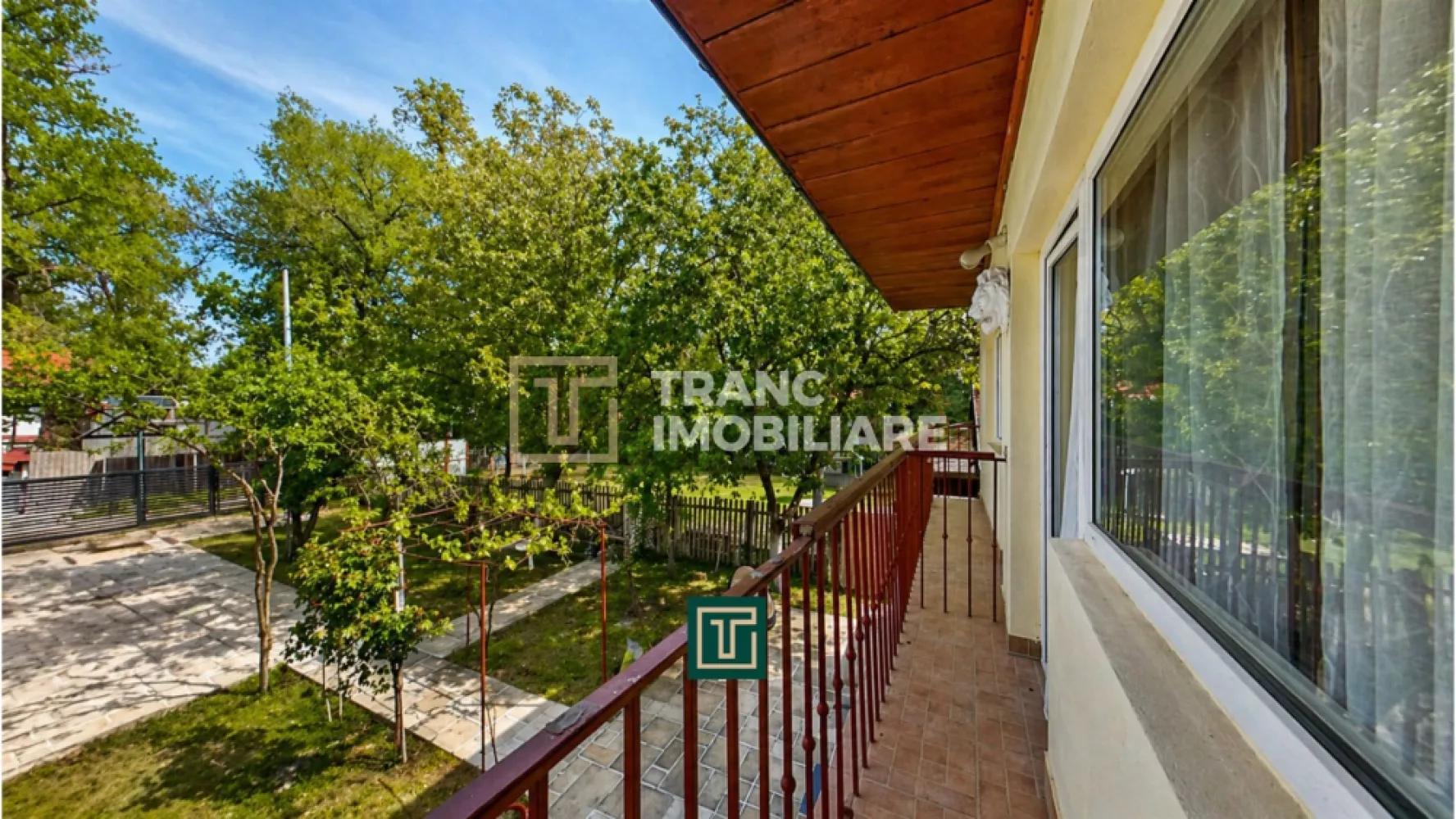 Cabană de vânzare la 3 Insule-Arad - Tranc Imobiliare vă propune spre vânzare, în exclusivitate, o cabană situată în zona 3 Insule, Arad, într-un cadru natural deosebit, ideal pentru relaxare și timp petrecut în aer liber.

Proprietatea este amplasată într-o locație unică, în mijlocul naturii, oferind liniște și intimitate. În exterior există facilități pentru relaxare, inclusiv un foișor amenajat, potrivit pentru grătar sau momente petrecute în aer liber.

Cabana este spațioasă și practică, având o compartimentare eficientă. La parter se regăsește o zonă de living cu bucătărie deschisă și o masă generoasă, ideală pentru socializare. Proprietatea este bine izolată, ceea ce asigură menținerea temperaturii optime atât vara, cât și iarna, fără a fi necesar aer condiționat.

Încălzirea este realizată printr-un șemineu pe peleți, nou, care încălzește eficient întreaga cabană. De asemenea, proprietatea dispune și de un șemineu pe lemne.

Cabana are o suprafață construită de 98 mp și o suprafață utilă de 49 mp, fiind dispusă pe parter și etaj (P+1). Proprietatea beneficiază de un teren de 409 mp, concesionat de la Primărie, și loc de parcare în curte, oferind confort și siguranță.

În ceea ce privește utilitățile, cabana dispune de apă prin hidrofor, iar sistemul de evacuare este realizat prin decontor, specific zonei 3 Insule, unde nu există canalizare clasică. Curentul este de la rețea. 

Prețul proprietății este de 79.900 euro.
Pentru mai multe detalii și programarea unei vizionări:
📞 +40 748 125 408