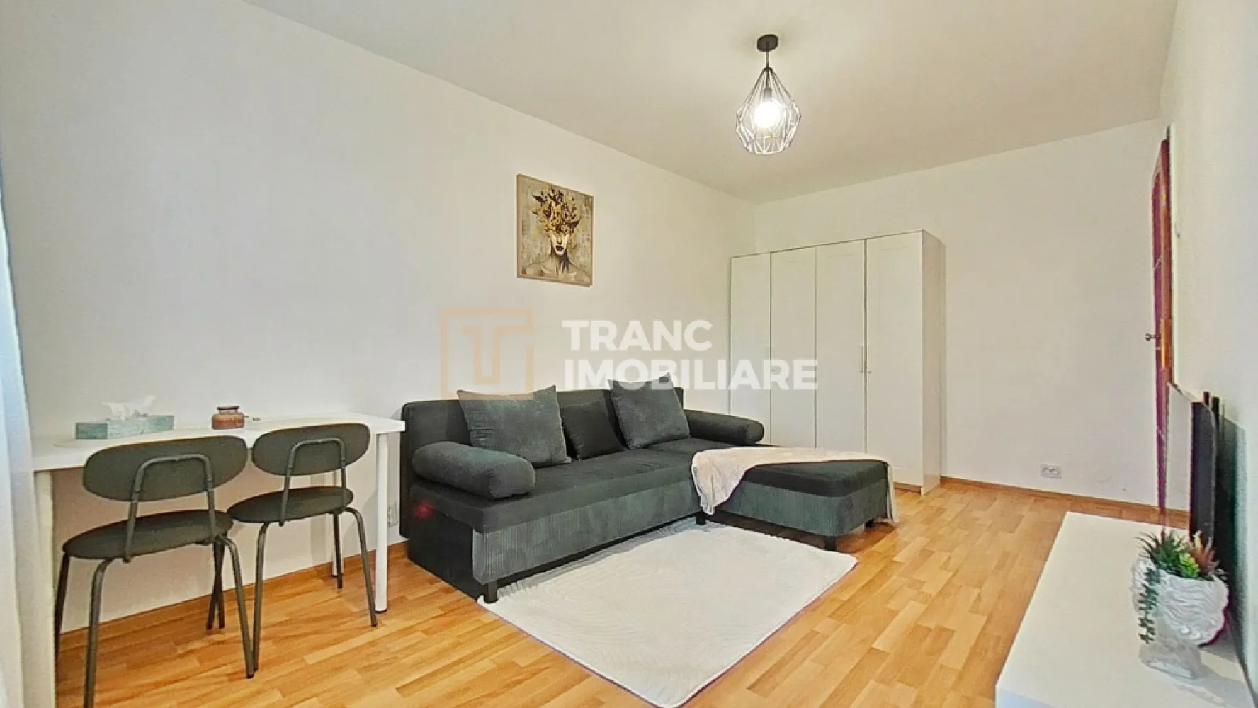 Garsoniera confort 1 de inchiriat, Micalaca Arad - Disponibilă acum spre închiriere, această garsonieră confort 1 din Micălaca, Arad, este o opțiune excelentă pentru cei care își doresc un spațiu modern, bine poziționat și gata de mutare.

Locuința are o suprafață utilă de 31 mp și o suprafață desfășurată de 39 mp, fiind compartimentată semidecomandat: o cameră luminoasă, bucătărie separată, coridor, baie și balcon. Este situată la etajul 4 al unui bloc cu 4 etaje, construit în 1980.

Garsoniera a fost proaspăt renovată și urmează să fie închiriată pentru prima dată după renovare. Interiorul beneficiază de mobilier modern, finisaje actuale și o atmosferă curată, plăcută — genul de locuință în care intri și simți imediat că „aici merge o cafea pe balcon”.

Un avantaj important îl reprezintă încălzirea prin CET, care oferă costuri de întreținere avantajoase și predictibile. Pentru parcare, există posibilitatea obținerii unui loc prin Recons sau utilizarea zonelor nemarcate din apropiere.

Zona este unul dintre marile puncte forte ale proprietății: acces rapid către facultate, parcuri, spital privat, magazine, transport în comun și alte facilități utile vieții de zi cu zi.

Dacă îți dorești o garsonieră renovată, bine amplasată și eficientă din punct de vedere al costurilor, această proprietate merită văzută.