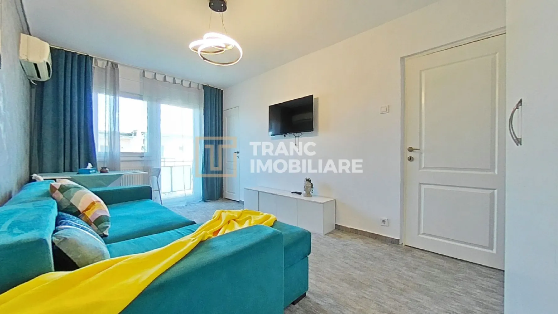 Garsoniera confort 1 de inchiriat, Micalaca Arad - Disponibilă acum spre închiriere, această garsonieră confort 1 din Micălaca, Arad, este o opțiune excelentă pentru cei care își doresc un spațiu modern, bine poziționat și gata de mutare.

Locuința are o suprafață utilă de 31 mp și o suprafață desfășurată de 39 mp, fiind compartimentată semidecomandat: o cameră luminoasă, bucătărie separată, coridor, baie și balcon. Este situată la etajul 4 al unui bloc cu 4 etaje, construit în 1980.

Garsoniera a fost proaspăt renovată și urmează să fie închiriată pentru prima dată după renovare. Interiorul beneficiază de mobilier modern, finisaje actuale și o atmosferă curată, plăcută — genul de locuință în care intri și simți imediat că „aici merge o cafea pe balcon”.

Un avantaj important îl reprezintă încălzirea prin CET, care oferă costuri de întreținere avantajoase și predictibile. Pentru parcare, există posibilitatea obținerii unui loc prin Recons sau utilizarea zonelor nemarcate din apropiere.

Zona este unul dintre marile puncte forte ale proprietății: acces rapid către facultate, parcuri, spital privat, magazine, transport în comun și alte facilități utile vieții de zi cu zi.

Dacă îți dorești o garsonieră renovată, bine amplasată și eficientă din punct de vedere al costurilor, această proprietate merită văzută.