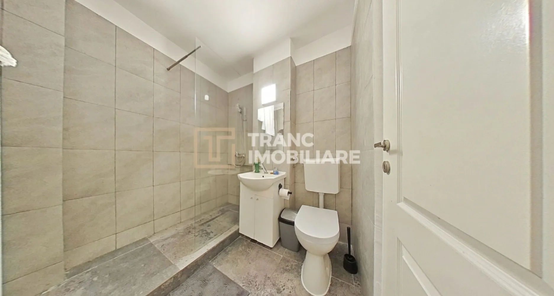 Garsoniera confort 1 de inchiriat, Micalaca Arad - Disponibilă acum spre închiriere, această garsonieră confort 1 din Micălaca, Arad, este o opțiune excelentă pentru cei care își doresc un spațiu modern, bine poziționat și gata de mutare.

Locuința are o suprafață utilă de 31 mp și o suprafață desfășurată de 39 mp, fiind compartimentată semidecomandat: o cameră luminoasă, bucătărie separată, coridor, baie și balcon. Este situată la etajul 4 al unui bloc cu 4 etaje, construit în 1980.

Garsoniera a fost proaspăt renovată și urmează să fie închiriată pentru prima dată după renovare. Interiorul beneficiază de mobilier modern, finisaje actuale și o atmosferă curată, plăcută — genul de locuință în care intri și simți imediat că „aici merge o cafea pe balcon”.

Un avantaj important îl reprezintă încălzirea prin CET, care oferă costuri de întreținere avantajoase și predictibile. Pentru parcare, există posibilitatea obținerii unui loc prin Recons sau utilizarea zonelor nemarcate din apropiere.

Zona este unul dintre marile puncte forte ale proprietății: acces rapid către facultate, parcuri, spital privat, magazine, transport în comun și alte facilități utile vieții de zi cu zi.

Dacă îți dorești o garsonieră renovată, bine amplasată și eficientă din punct de vedere al costurilor, această proprietate merită văzută.