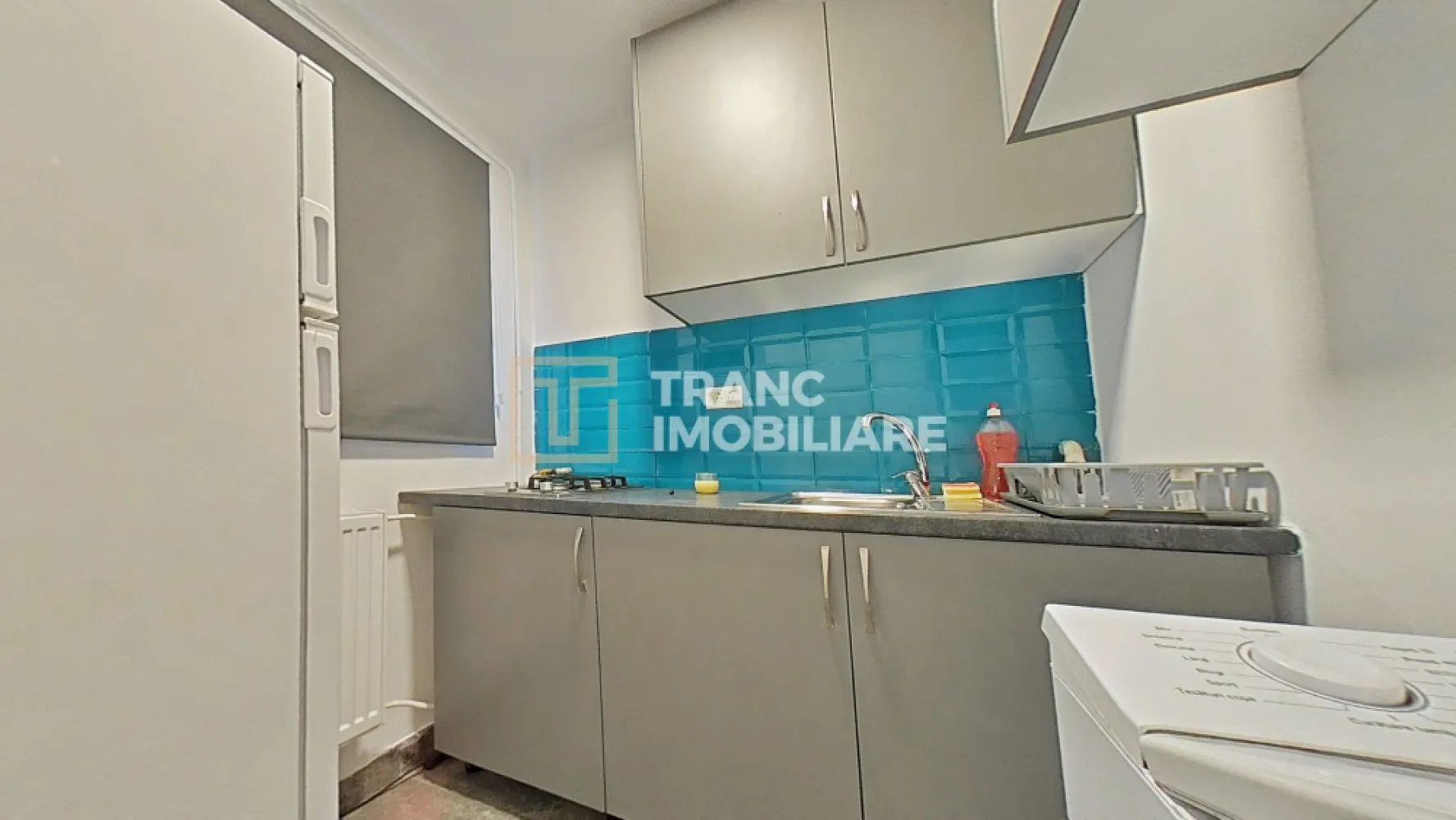 Garsoniera confort 1 de inchiriat, Micalaca Arad - Disponibilă acum spre închiriere, această garsonieră confort 1 din Micălaca, Arad, este o opțiune excelentă pentru cei care își doresc un spațiu modern, bine poziționat și gata de mutare.

Locuința are o suprafață utilă de 31 mp și o suprafață desfășurată de 39 mp, fiind compartimentată semidecomandat: o cameră luminoasă, bucătărie separată, coridor, baie și balcon. Este situată la etajul 4 al unui bloc cu 4 etaje, construit în 1980.

Garsoniera a fost proaspăt renovată și urmează să fie închiriată pentru prima dată după renovare. Interiorul beneficiază de mobilier modern, finisaje actuale și o atmosferă curată, plăcută — genul de locuință în care intri și simți imediat că „aici merge o cafea pe balcon”.

Un avantaj important îl reprezintă încălzirea prin CET, care oferă costuri de întreținere avantajoase și predictibile. Pentru parcare, există posibilitatea obținerii unui loc prin Recons sau utilizarea zonelor nemarcate din apropiere.

Zona este unul dintre marile puncte forte ale proprietății: acces rapid către facultate, parcuri, spital privat, magazine, transport în comun și alte facilități utile vieții de zi cu zi.

Dacă îți dorești o garsonieră renovată, bine amplasată și eficientă din punct de vedere al costurilor, această proprietate merită văzută.
