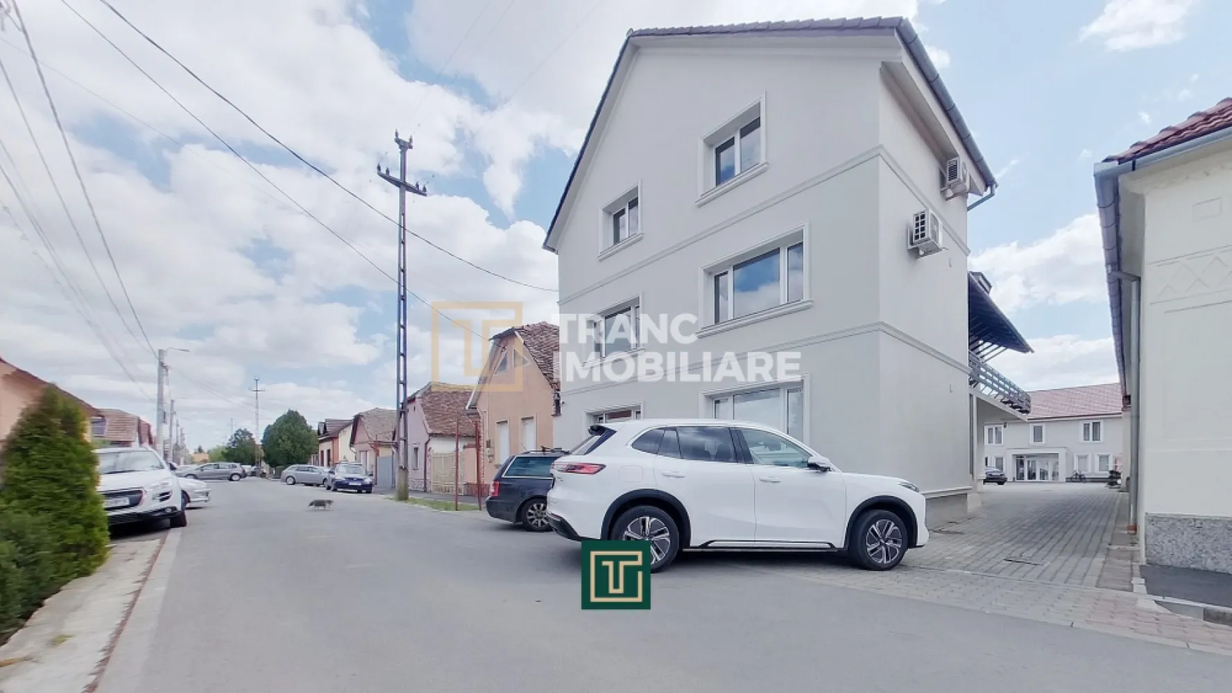 Pensiune de 3 stele cu 17 camere in stadiu final de renovare - Vă prezentăm o oportunitate rară de investiție într-un business funcțional, bine organizat și pregătit pentru continuarea activității imediat. Această proprietate nu reprezintă doar o pensiune oferită spre vânzare, ci o afacere la cheie, cu structură clară, facilități complete și multiple direcții de dezvoltare în domeniul ospitalității.

Proprietatea este alcătuită din două corpuri de clădire. Corpul principal, amplasat în partea din față, dispune de 13 camere, iar corpul secundar, situat în partea din spate, completează proprietatea cu încă 4 camere. În total, pensiunea oferă 17 camere și 18 băi, fiecare cameră având baie proprie, un avantaj important pentru confortul oaspeților și pentru buna desfășurare a activității turistice.

Imobilul a fost construit în anul 2006, este finalizat, disponibil imediat și edificat pe structură din cărămidă. Suprafața utilă este de aproximativ 600 mp, suprafața construită ajunge la 700 mp, iar terenul aferent are o suprafață totală de 1.375 mp. Proprietatea beneficiază și de o curte generoasă, iar regimul de înălțime este demisol + parter + mansardă.

Pensiunea dispune de toate facilitățile necesare pentru desfășurarea unei activități turistice complete și atractive. Restaurantul propriu, bucătăria complet echipată, terasa destinată oaspeților, piscina exterioară, zona de relaxare amenajată și parcarea generoasă cu 12 locuri în curtea interioară contribuie la conturarea unei proprietăți pregătite să răspundă atât cerințelor pieței, cât și așteptărilor unui investitor atent la potențialul real al unei astfel de achiziții.

Unul dintre marile avantaje ale acestei proprietăți este faptul că businessul este deja funcțional, ceea ce permite preluarea și continuarea activității fără întârzieri. Compartimentarea este eficientă, spațiile sunt bine gândite pentru cazare, servirea mesei și relaxare, iar proprietatea oferă un potențial real de extindere și diversificare a serviciilor. Amplasarea într-o zonă cu trafic pietonal moderat oferă un echilibru foarte bun între accesibilitate, vizibilitate și liniștea necesară unei unități de cazare.

Această proprietate este ideală pentru investitorii care își doresc o afacere stabilă, cu o bază solidă și perspective reale de creștere. Fie că intenționați să continuați activitatea existentă, fie că aveți în vedere dezvoltarea unui nou concept în zona turismului și ospitalității, această pensiune oferă cadrul potrivit pentru o investiție sigură și valoroasă.

Pentru mai multe detalii și pentru programarea unei vizionări, echipa Tranc Imobiliare vă stă la dispoziție.