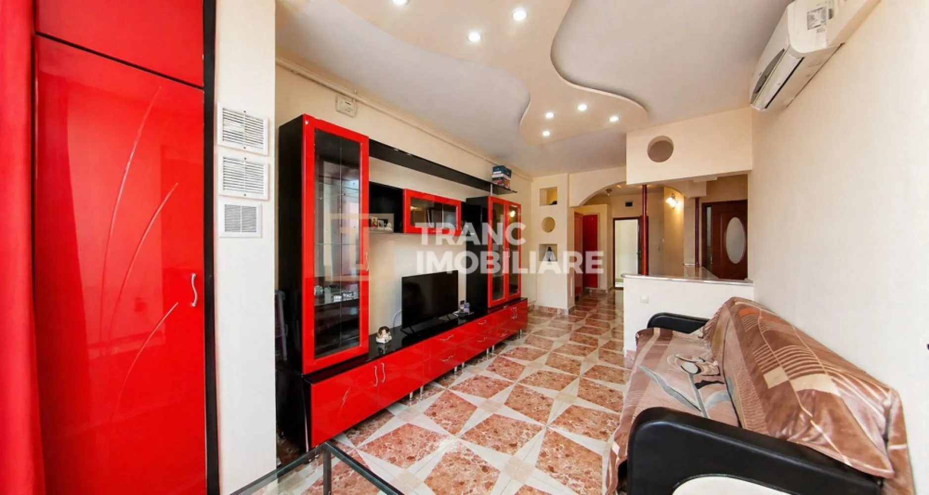 Apartament 2 camere de vanzare - UTA ,zona ARED - Îți prezentăm spre vânzare un apartament primitor cu 2 camere, situat într-una dintre cele mai căutate zone din Arad – UTA, zona ARED, într-un cartier liniștit și bine dezvoltat, cu acces rapid la toate facilitățile necesare.

Apartamentul are o suprafață utilă de 49 mp și o suprafață desfășurată de 70 mp și este semi-decomandat, fiind compartimentat eficient: sufragerie luminoasă, bucătărie cu loc de luat masa, dormitor confortabil și baie modernă cu cabină de duș. Proprietatea se află la etajul 4 dintr-un bloc cu 6 etaje, dotat cu lift, oferind acces facil și confort sporit.

Construit în 2008, apartamentul este bine întreținut, curat și primitor, fiind ideal atât pentru locuit, cât și ca investiție. Încălzirea se realizează prin centrală proprie, ceea ce asigură costuri de întreținere reduse și control eficient al consumului.

Zona oferă un stil de viață comod: în apropiere se află stadionul de fotbal, restaurantul NOI, parcuri, Penny, locuri de joacă, cafenele, farmacii, biserică, spălătorie auto și alte puncte de interes. În plus, zona este sigură, liniștită, cu vecini civilizați și acces rapid la transport și facilități urbane.

Apartamentul este nou pe piață și se vinde așa cum a fost și închiriat, fiind o oportunitate excelentă pentru investiție sau locuință proprie.
