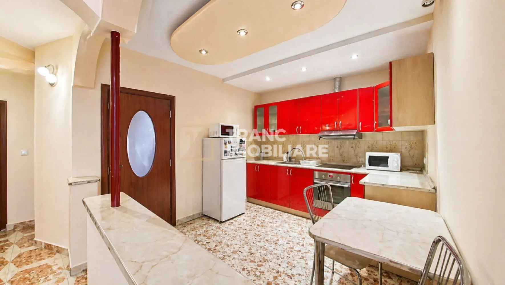 Apartament 2 camere de vanzare - UTA ,zona ARED - Îți prezentăm spre vânzare un apartament primitor cu 2 camere, situat într-una dintre cele mai căutate zone din Arad – UTA, zona ARED, într-un cartier liniștit și bine dezvoltat, cu acces rapid la toate facilitățile necesare.

Apartamentul are o suprafață utilă de 49 mp și o suprafață desfășurată de 70 mp și este semi-decomandat, fiind compartimentat eficient: sufragerie luminoasă, bucătărie cu loc de luat masa, dormitor confortabil și baie modernă cu cabină de duș. Proprietatea se află la etajul 4 dintr-un bloc cu 6 etaje, dotat cu lift, oferind acces facil și confort sporit.

Construit în 2008, apartamentul este bine întreținut, curat și primitor, fiind ideal atât pentru locuit, cât și ca investiție. Încălzirea se realizează prin centrală proprie, ceea ce asigură costuri de întreținere reduse și control eficient al consumului.

Zona oferă un stil de viață comod: în apropiere se află stadionul de fotbal, restaurantul NOI, parcuri, Penny, locuri de joacă, cafenele, farmacii, biserică, spălătorie auto și alte puncte de interes. În plus, zona este sigură, liniștită, cu vecini civilizați și acces rapid la transport și facilități urbane.

Apartamentul este nou pe piață și se vinde așa cum a fost și închiriat, fiind o oportunitate excelentă pentru investiție sau locuință proprie.