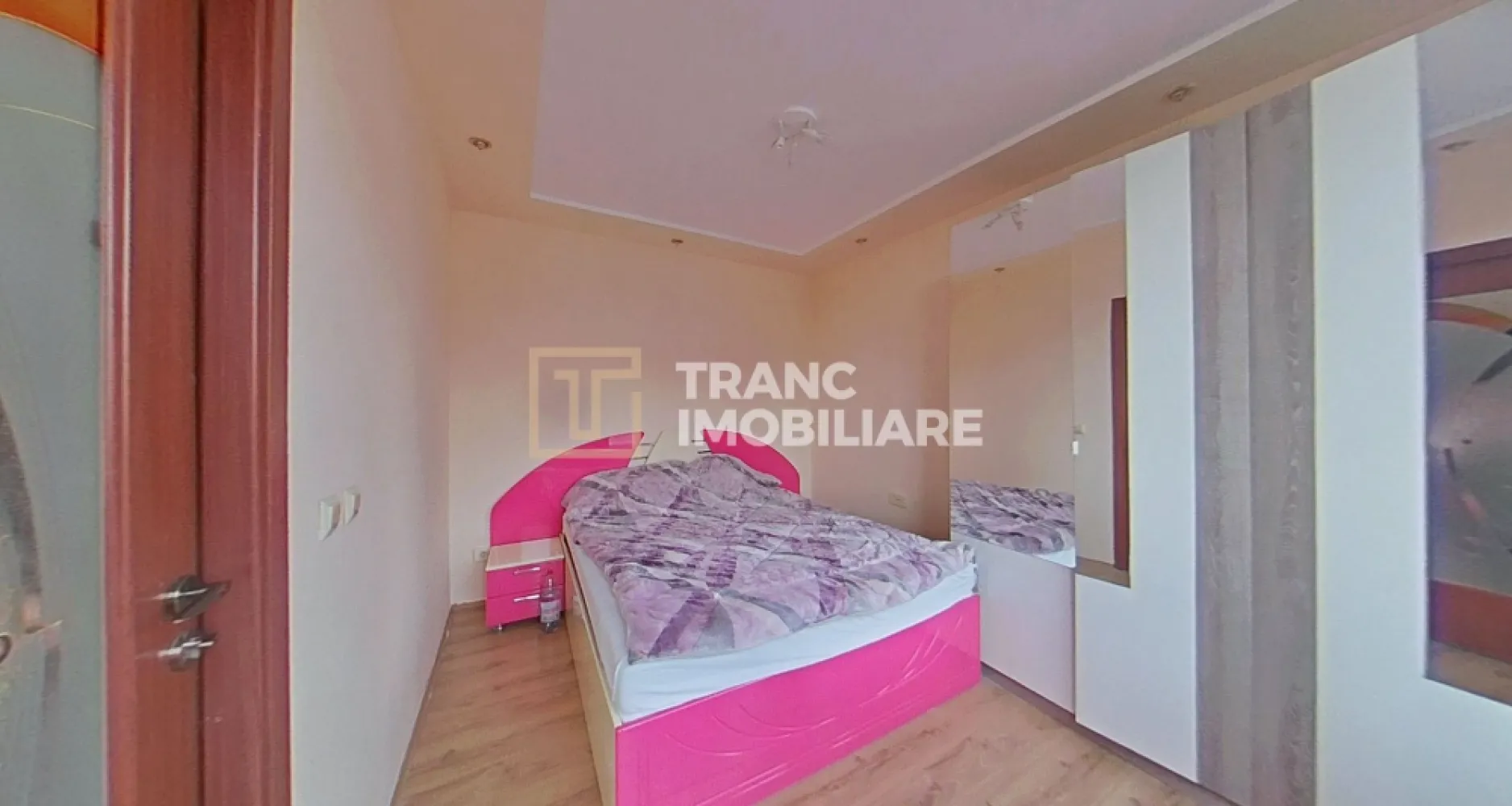 Apartament 2 camere de vanzare - UTA ,zona ARED - Îți prezentăm spre vânzare un apartament primitor cu 2 camere, situat într-una dintre cele mai căutate zone din Arad – UTA, zona ARED, într-un cartier liniștit și bine dezvoltat, cu acces rapid la toate facilitățile necesare.

Apartamentul are o suprafață utilă de 49 mp și o suprafață desfășurată de 70 mp și este semi-decomandat, fiind compartimentat eficient: sufragerie luminoasă, bucătărie cu loc de luat masa, dormitor confortabil și baie modernă cu cabină de duș. Proprietatea se află la etajul 4 dintr-un bloc cu 6 etaje, dotat cu lift, oferind acces facil și confort sporit.

Construit în 2008, apartamentul este bine întreținut, curat și primitor, fiind ideal atât pentru locuit, cât și ca investiție. Încălzirea se realizează prin centrală proprie, ceea ce asigură costuri de întreținere reduse și control eficient al consumului.

Zona oferă un stil de viață comod: în apropiere se află stadionul de fotbal, restaurantul NOI, parcuri, Penny, locuri de joacă, cafenele, farmacii, biserică, spălătorie auto și alte puncte de interes. În plus, zona este sigură, liniștită, cu vecini civilizați și acces rapid la transport și facilități urbane.

Apartamentul este nou pe piață și se vinde așa cum a fost și închiriat, fiind o oportunitate excelentă pentru investiție sau locuință proprie.
