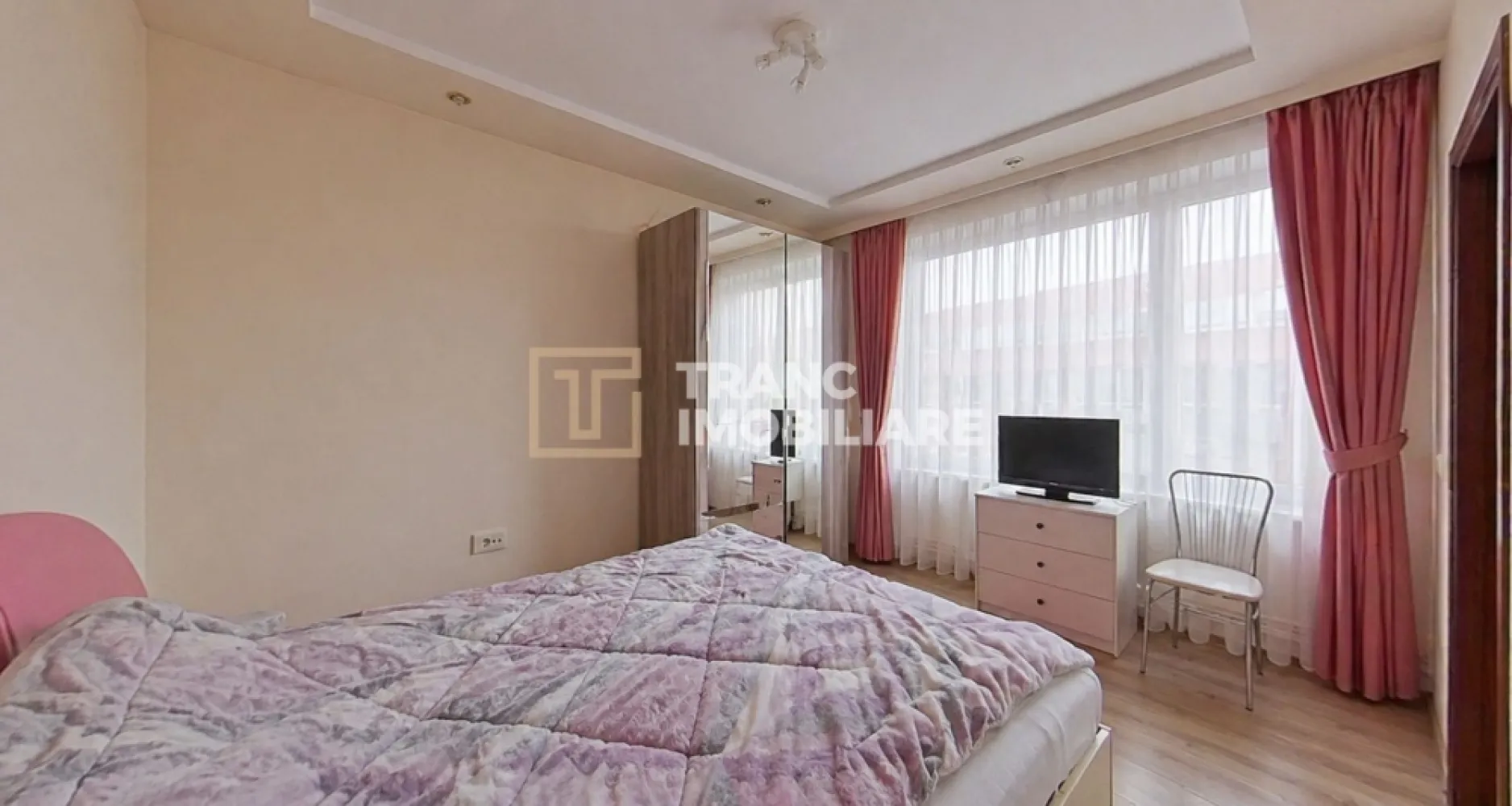 Apartament 2 camere de vanzare - UTA ,zona ARED - Îți prezentăm spre vânzare un apartament primitor cu 2 camere, situat într-una dintre cele mai căutate zone din Arad – UTA, zona ARED, într-un cartier liniștit și bine dezvoltat, cu acces rapid la toate facilitățile necesare.

Apartamentul are o suprafață utilă de 49 mp și o suprafață desfășurată de 70 mp și este semi-decomandat, fiind compartimentat eficient: sufragerie luminoasă, bucătărie cu loc de luat masa, dormitor confortabil și baie modernă cu cabină de duș. Proprietatea se află la etajul 4 dintr-un bloc cu 6 etaje, dotat cu lift, oferind acces facil și confort sporit.

Construit în 2008, apartamentul este bine întreținut, curat și primitor, fiind ideal atât pentru locuit, cât și ca investiție. Încălzirea se realizează prin centrală proprie, ceea ce asigură costuri de întreținere reduse și control eficient al consumului.

Zona oferă un stil de viață comod: în apropiere se află stadionul de fotbal, restaurantul NOI, parcuri, Penny, locuri de joacă, cafenele, farmacii, biserică, spălătorie auto și alte puncte de interes. În plus, zona este sigură, liniștită, cu vecini civilizați și acces rapid la transport și facilități urbane.

Apartamentul este nou pe piață și se vinde așa cum a fost și închiriat, fiind o oportunitate excelentă pentru investiție sau locuință proprie.