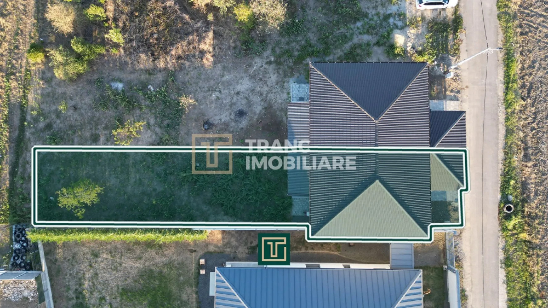 Jumătate de duplex nou cu 4 camere in Vladimirescu - În Vladimirescu, într-o zonă liniștită, dar cu acces rapid la centura Aradului, Tranc Imobiliare vă oferă la vânzare o locuinta formata din jumatate dintr-un duplex nou, finalizat în 2025 și pregătit să fie locuit imediat. Locuința se predă la cheie, nemobilată, cu finisaje moderne și de calitate superioara, gândite pentru a oferi un ambient elegant și ușor de personalizat de către viitorii proprietari.

Suprafața construită este de 154 mp, iar cea utilă de 96 mp, desfășurată pe parter, mansardă și pod. Terenul are 342 mp, cu un front stradal de 8 metri și acces direct din drum asfaltat. Compartimentarea este practică și bine gândită: living luminos, bucătărie spațioasă, trei dormitoare, două băi complet funcționale, o terasă acoperită de 7,6 mp, dar și o cameră tehnică situată sub scară, unde se află centrala termică și spațiu suplimentar pentru depozitare și mașina de spălat. În fața casei, proprietarii beneficiază de o parcare acoperită de 18 mp.
Finisajele interioare sunt moderne și luminoase, cu pardoseli din parchet și gresie în tonuri calde, pereți zugrăviți cu lavabil alb, plinte elegante, uși interioare albe cu design contemporan și băi complet amenajate cu faianță de bun gust. Totul este nou și pregătit pentru a fi folosit din prima zi.

Din punct de vedere tehnic, casa este solid construită, cu pereți din cărămidă, fundație de beton și acoperiș din țiglă ceramică. Izolația exterioară din polistiren de 10 cm asigură eficiență energetică, iar instalațiile electrice din cupru și cele sanitare din PPR oferă durabilitate. Încălzirea se realizează prin centrală pe gaz, cu incălzire în pardoseală. Proprietatea este racordată la toate utilitățile, apă, gaz, curent trifazic, canalizare.
Chiar dacă dormitoarele sunt mai compacte, avantajele acestei proprietăți, prin faptul că este o construcția nouă, finisajele sunt moderne, are eficiența energetică ridicată și zona este liniștită, dar totuși aproape de centură si de zona centrală a satului Vladimirescu, o transformă într-o alegere foarte bună atât pentru locuință permanentă, cât și ca investiție.

Curtea poate fi transformată într-o grădină verde, cu gazon, flori și arbori, sau într-un spațiu de relaxare cu foișor și loc de grătar. Pentru familiile cu copii, terenul poate deveni loc de joacă privat, iar pentru cei care apreciază confortul, există suficient spațiu pentru o piscină mică ori o zonă de terasă extinsă. Astfel, cumpărătorul nu achiziționează doar o locuință modernă, ci și libertatea de a-și crea propriul colț de liniște și confort după dorințe.

Această locuința este soluția ideală pentru o familie care își dorește o casă nouă, bine compartimentată și gata de locuit, unde tot ce rămâne de făcut este să fie mobilată și decorată după gustul personal.