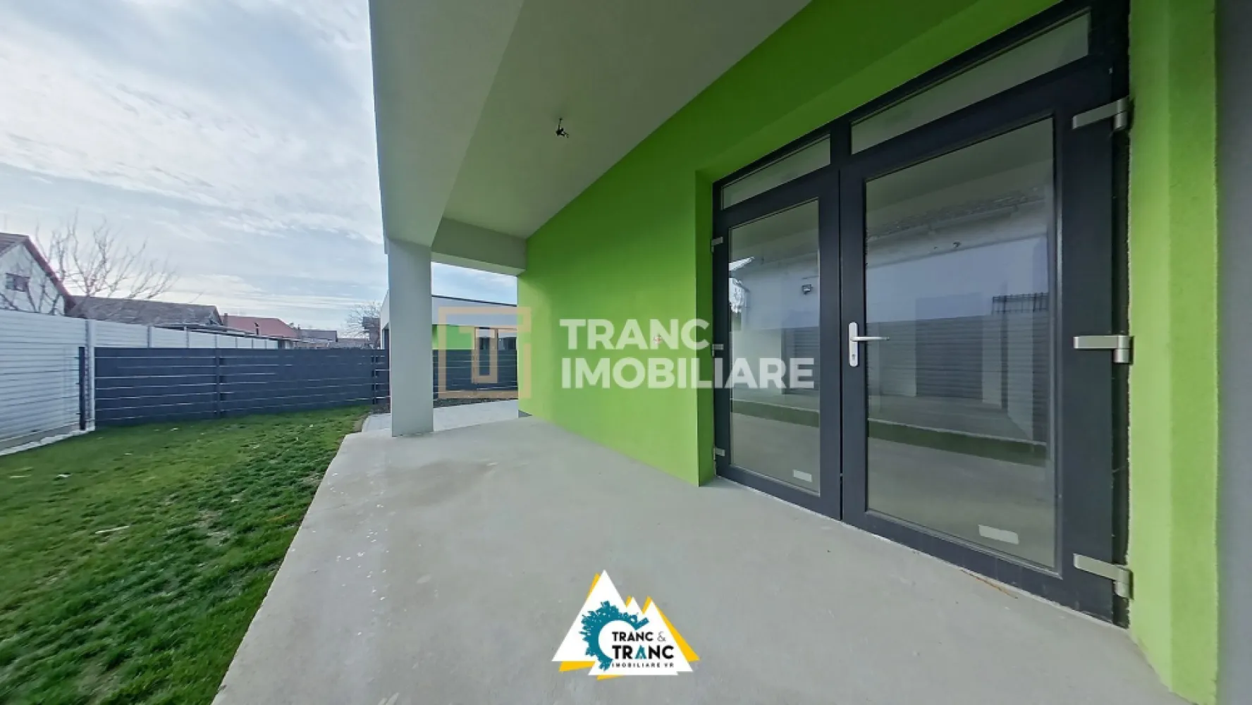 Vila in stil mediteranean cu 3 camere construita in 2024 in Vlaidimirescu - Vila in stil mediteranean cu 3 camere construita in 2024 in Vlaidimirescu

Într-o zonă liniștită din Vladimirescu, se află această casă nouă, pe un singur nivel, construită în 2024, în stil mediteranean, cu un design modern și materiale de calitate superioară. Cu o suprafață construită de 110 mp și o suprafață utilă de 80 mp, casa este amplasată pe un teren de 276 mp, fiind ideală pentru o familie care își dorește un cămin confortabil și eficient energetic.

Locuința este dispusă pe un singur nivel și este compartimentată inteligent, având două dormitoare spațioase, o bucătărie în open space cu sufrageriam o baie și o terasă ideală pentru relaxare. Construcția este realizată integral din cărămidă Porotherm de 30 cm, ceea ce oferă o izolație fonică și termică excelentă.

Casa este prevăzută cu încălzire în pardoseală pe toată suprafața, iar izolația exterioară este realizată din polistiren de 15 cm, asigurând eficiență energetică ridicată. Acoperișul beneficiază de o izolație de 20 cm și este proiectat cu o înclinație optimă pentru scurgerea apei pluviale. Ferestrele și ușile sunt din tripan, oferind atât confort termic, cât și o izolare fonică de excepție.

Proprietatea dispune de toate utilitățile inclusiv montata o centrală termică pe gaz. Se predă la alb, cu pereții finisați cu lavabil și șapă turnată, astfel încât viitorul proprietar să își poată personaliza finisajele după bunul plac.

Un mare avantaj al acestei proprietăți este faptul că este complet împrejmuită cu un gard prefabricat, asigurând intimitate și siguranță. Accesul se face printr-o poartă modernă metalică, care adaugă un plus de eleganță și securitate.

Această casă reprezintă o oportunitate excelentă pentru cei care își doresc o locuință modernă, eficientă energetic și construită cu atenție la detalii. Indiferent ca doresti sa faci o investitie profitabila in domeniul imobiliar sau daca doresti sa te muti in cel mai scurt timp, aceasta casa iti oferagarantia calitatii si garantia cresterii valorii in timp.

Pentru mai multe informații sau pentru o vizionare, nu ezitați să ne contactați!