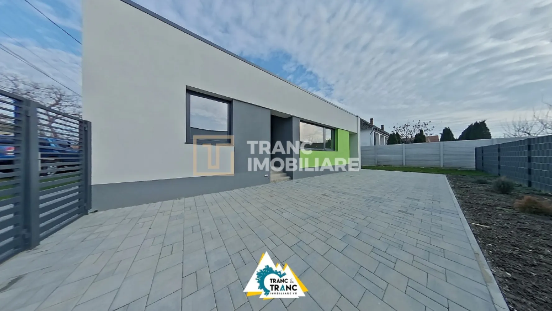 Vila in stil mediteranean cu 3 camere construita in 2024 in Vlaidimirescu - Vila in stil mediteranean cu 3 camere construita in 2024 in Vlaidimirescu

Într-o zonă liniștită din Vladimirescu, se află această casă nouă, pe un singur nivel, construită în 2024, în stil mediteranean, cu un design modern și materiale de calitate superioară. Cu o suprafață construită de 110 mp și o suprafață utilă de 80 mp, casa este amplasată pe un teren de 276 mp, fiind ideală pentru o familie care își dorește un cămin confortabil și eficient energetic.

Locuința este dispusă pe un singur nivel și este compartimentată inteligent, având două dormitoare spațioase, o bucătărie în open space cu sufrageriam o baie și o terasă ideală pentru relaxare. Construcția este realizată integral din cărămidă Porotherm de 30 cm, ceea ce oferă o izolație fonică și termică excelentă.

Casa este prevăzută cu încălzire în pardoseală pe toată suprafața, iar izolația exterioară este realizată din polistiren de 15 cm, asigurând eficiență energetică ridicată. Acoperișul beneficiază de o izolație de 20 cm și este proiectat cu o înclinație optimă pentru scurgerea apei pluviale. Ferestrele și ușile sunt din tripan, oferind atât confort termic, cât și o izolare fonică de excepție.

Proprietatea dispune de toate utilitățile inclusiv montata o centrală termică pe gaz. Se predă la alb, cu pereții finisați cu lavabil și șapă turnată, astfel încât viitorul proprietar să își poată personaliza finisajele după bunul plac.

Un mare avantaj al acestei proprietăți este faptul că este complet împrejmuită cu un gard prefabricat, asigurând intimitate și siguranță. Accesul se face printr-o poartă modernă metalică, care adaugă un plus de eleganță și securitate.

Această casă reprezintă o oportunitate excelentă pentru cei care își doresc o locuință modernă, eficientă energetic și construită cu atenție la detalii. Indiferent ca doresti sa faci o investitie profitabila in domeniul imobiliar sau daca doresti sa te muti in cel mai scurt timp, aceasta casa iti oferagarantia calitatii si garantia cresterii valorii in timp.

Pentru mai multe informații sau pentru o vizionare, nu ezitați să ne contactați!