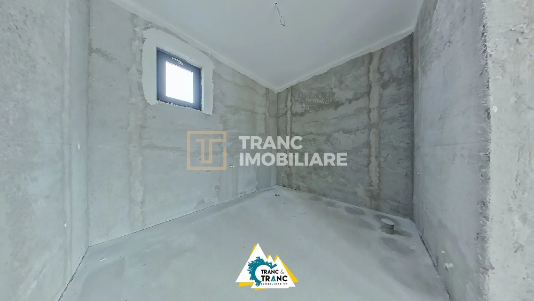 Vila in stil mediteranean cu 3 camere construita in 2024 in Vlaidimirescu - Vila in stil mediteranean cu 3 camere construita in 2024 in Vlaidimirescu

Într-o zonă liniștită din Vladimirescu, se află această casă nouă, pe un singur nivel, construită în 2024, în stil mediteranean, cu un design modern și materiale de calitate superioară. Cu o suprafață construită de 110 mp și o suprafață utilă de 80 mp, casa este amplasată pe un teren de 276 mp, fiind ideală pentru o familie care își dorește un cămin confortabil și eficient energetic.

Locuința este dispusă pe un singur nivel și este compartimentată inteligent, având două dormitoare spațioase, o bucătărie în open space cu sufrageriam o baie și o terasă ideală pentru relaxare. Construcția este realizată integral din cărămidă Porotherm de 30 cm, ceea ce oferă o izolație fonică și termică excelentă.

Casa este prevăzută cu încălzire în pardoseală pe toată suprafața, iar izolația exterioară este realizată din polistiren de 15 cm, asigurând eficiență energetică ridicată. Acoperișul beneficiază de o izolație de 20 cm și este proiectat cu o înclinație optimă pentru scurgerea apei pluviale. Ferestrele și ușile sunt din tripan, oferind atât confort termic, cât și o izolare fonică de excepție.

Proprietatea dispune de toate utilitățile inclusiv montata o centrală termică pe gaz. Se predă la alb, cu pereții finisați cu lavabil și șapă turnată, astfel încât viitorul proprietar să își poată personaliza finisajele după bunul plac.

Un mare avantaj al acestei proprietăți este faptul că este complet împrejmuită cu un gard prefabricat, asigurând intimitate și siguranță. Accesul se face printr-o poartă modernă metalică, care adaugă un plus de eleganță și securitate.

Această casă reprezintă o oportunitate excelentă pentru cei care își doresc o locuință modernă, eficientă energetic și construită cu atenție la detalii. Indiferent ca doresti sa faci o investitie profitabila in domeniul imobiliar sau daca doresti sa te muti in cel mai scurt timp, aceasta casa iti oferagarantia calitatii si garantia cresterii valorii in timp.

Pentru mai multe informații sau pentru o vizionare, nu ezitați să ne contactați!