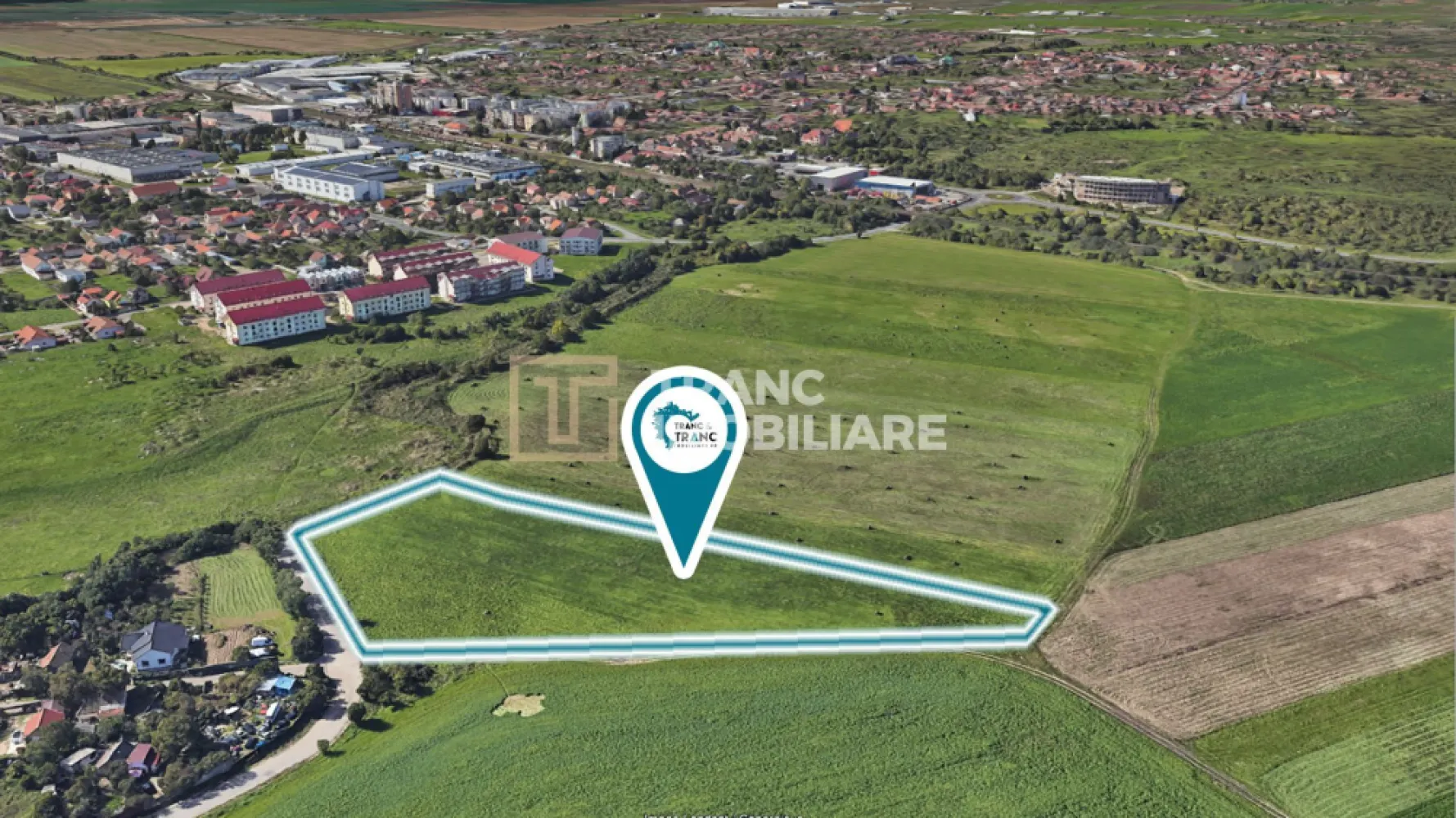 Teren de 11500 mp pentru Complex Rezidențial în Sânnicolau Mic - Tranc & Tranc Imobiliare vă oferă o oportunitate unică de dezvoltare în cartierul Sânnicolau Mic, pe un teren generos de 11.500 mp, ideal pentru construirea unui complex rezidențial modern. Oferta include planul de parcelare, ceea ce vă oferă un avantaj semnificativ în demararea proiectului.

Zona este într-o continuă expansiune, cu lucrări cadastrale în desfășurare pentru crearea drumurilor de acces și extinderea infrastructurii, ceea ce va crește valoarea proprietăților din această regiune.

Terenul are un front stradal de aproximativ 70 de metri, fiind situat la un drum asfaltat unde sunt disponibile toate utilitățile necesare: apă, curent, canalizare și gaz. În prezent, terenul este încadrat ca intravilan agricol și necesită PUZ, parcelare și tragerea utilităților pentru a putea fi valorificat la potențial maxim, fie prin vânzarea loturilor individuale, fie prin dezvoltarea unui complex rezidențial.

Proprietarul a realizat deja planul de parcelare, rezultând 18 loturi cu suprafețe cuprinse între 380 mp și 700 mp, alături de un drum de acces de 2.382 mp. Astfel, suprafața totală destinată construcțiilor rezidențiale este de 9.118 mp.

Prețul estimat de vânzare al terenului în această zonă poate ajunge la cel puțin 70 euro/mp. Costul de achiziție este de 31,5 euro/mp vandabil, fără a include suprafața destinată drumului. Investițiile necesare pentru PUZ, utilități și amenajarea drumului sunt estimate la aproximativ 8,5 euro/mp, ceea ce duce la un cost total de cel mult 40 euro/mp. Timpul estimat pentru finalizarea proiectului este de maximum un an, iar randamentul așteptat este de peste 175% față de investiția inițială.

Dacă considerați că această oportunitate nu trebuie ratată, nu ezitați să ne contactați pentru mai multe detalii.