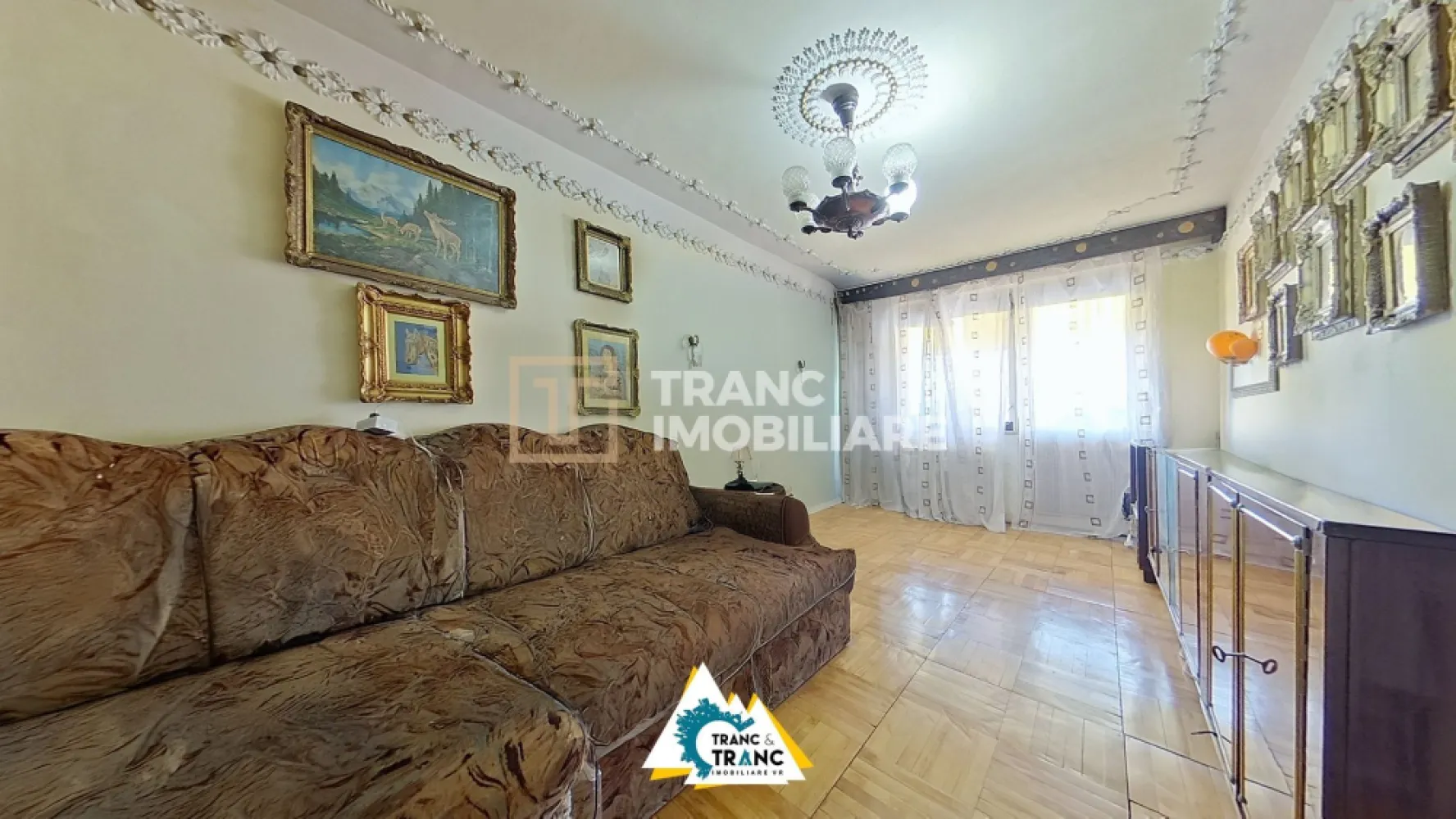 Apartament generos cu 4 camere în Podgoria, Arad - Apartament generos cu 4 camere în Podgoria, Arad

Dacă îți dorești un apartament bine poziționat, cu potențial și cu mult spațiu, această ofertă din cartierul Podgoria, cu intrare directă de pe Bulevardul Revoluției, ar putea fi exact ce cauți.

Apartamentul este decomandat, are 4 camere (3 dormitoare și living), 2 băi, bucătărie, hol și balcon – toate însumând 78 mp utili și 98 mp desfășurați, oferind suficient loc pentru o familie numeroasă sau pentru o amenajare modernă. Se află la etajul 4 din 4, într-un bloc construit în 1979.

Deși necesită renovare completă, acesta este un avantaj major: îți poți amenaja locuința de la zero, după propriile gusturi. Este racordat la încălzire CET, dar are țeavă de gaz trasă – rămâne doar să montezi centrala dorită.

Zona este un mare plus – liniștită, centrală, sigură, cu acces rapid la tramvai, lac, Catedrala, liceu, supermarketuri, farmacii, cafenele și restaurante. În plus, beneficiezi de un garaj în curtea blocului – un bonus rar în zonă!

O locuință cu poziție excelentă, spațiu generos și libertatea de a o personaliza complet – programează o vizionare și descoperă-i potențialul!