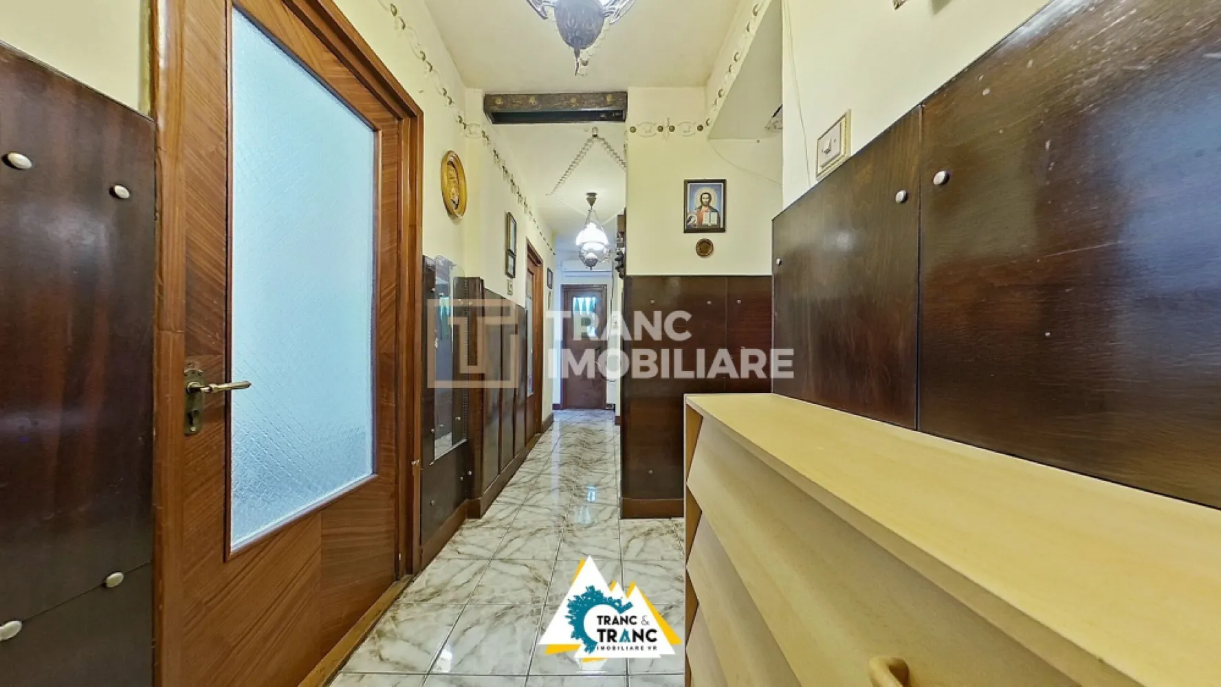 Apartament generos cu 4 camere în Podgoria, Arad - Apartament generos cu 4 camere în Podgoria, Arad

Dacă îți dorești un apartament bine poziționat, cu potențial și cu mult spațiu, această ofertă din cartierul Podgoria, cu intrare directă de pe Bulevardul Revoluției, ar putea fi exact ce cauți.

Apartamentul este decomandat, are 4 camere (3 dormitoare și living), 2 băi, bucătărie, hol și balcon – toate însumând 78 mp utili și 98 mp desfășurați, oferind suficient loc pentru o familie numeroasă sau pentru o amenajare modernă. Se află la etajul 4 din 4, într-un bloc construit în 1979.

Deși necesită renovare completă, acesta este un avantaj major: îți poți amenaja locuința de la zero, după propriile gusturi. Este racordat la încălzire CET, dar are țeavă de gaz trasă – rămâne doar să montezi centrala dorită.

Zona este un mare plus – liniștită, centrală, sigură, cu acces rapid la tramvai, lac, Catedrala, liceu, supermarketuri, farmacii, cafenele și restaurante. În plus, beneficiezi de un garaj în curtea blocului – un bonus rar în zonă!

O locuință cu poziție excelentă, spațiu generos și libertatea de a o personaliza complet – programează o vizionare și descoperă-i potențialul!