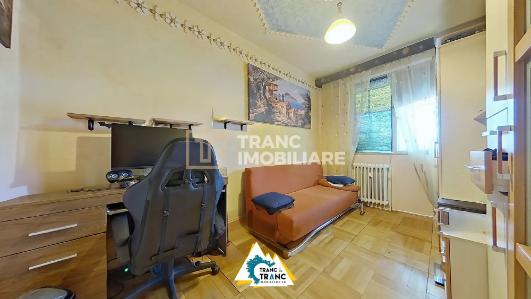 Apartament generos cu 4 camere în Podgoria, Arad - Apartament generos cu 4 camere în Podgoria, Arad

Dacă îți dorești un apartament bine poziționat, cu potențial și cu mult spațiu, această ofertă din cartierul Podgoria, cu intrare directă de pe Bulevardul Revoluției, ar putea fi exact ce cauți.

Apartamentul este decomandat, are 4 camere (3 dormitoare și living), 2 băi, bucătărie, hol și balcon – toate însumând 78 mp utili și 98 mp desfășurați, oferind suficient loc pentru o familie numeroasă sau pentru o amenajare modernă. Se află la etajul 4 din 4, într-un bloc construit în 1979.

Deși necesită renovare completă, acesta este un avantaj major: îți poți amenaja locuința de la zero, după propriile gusturi. Este racordat la încălzire CET, dar are țeavă de gaz trasă – rămâne doar să montezi centrala dorită.

Zona este un mare plus – liniștită, centrală, sigură, cu acces rapid la tramvai, lac, Catedrala, liceu, supermarketuri, farmacii, cafenele și restaurante. În plus, beneficiezi de un garaj în curtea blocului – un bonus rar în zonă!

O locuință cu poziție excelentă, spațiu generos și libertatea de a o personaliza complet – programează o vizionare și descoperă-i potențialul!
