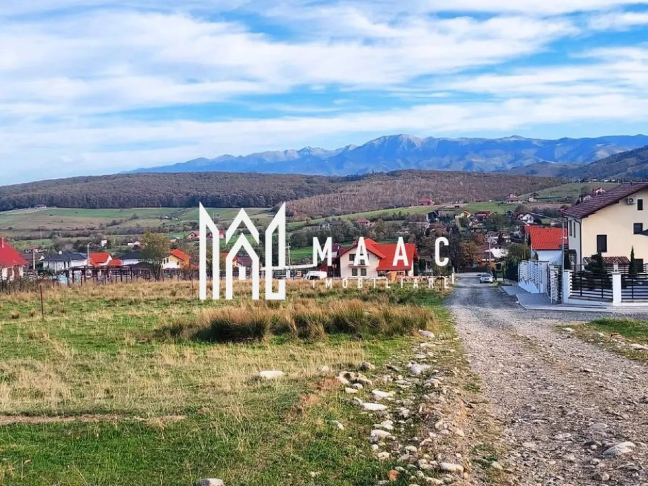 Teren intravilan I 1000 mp I Tocile - Sadu - MAAC Imobiliare vă propune spre vânzare un teren generos de 1000 mp, situat într-o zonă pitorească, cu un peisaj montan superb, în Tocile, Sadu. Caracteristici teren: 📍 Suprafață: 1000 mp 📍 Utilități: curent electric și apă disponibile la proprietate 📍 Deschidere la stradă: 28 metri – acces facil și posibilități multiple de construcție 📍 Acces rapid: la doar 10 km de Municipiul Sibiu și 2 km de orașul Cisnădie 📍 Vecinătăți: zonă în plină dezvoltare, cu pensiuni, case de locuit și facilități moderne Acest teren reprezintă o oportunitate ideală atât pentru construcția unei locuințe, cât și pentru dezvoltarea unei afaceri turistice, beneficiind de un cadru natural deosebit și acces facil către oraș. 📞 Pentru mai multe detalii și vizionări, precizati telefonic ca ati vazut anuntul cu ID: CP2313542 }}