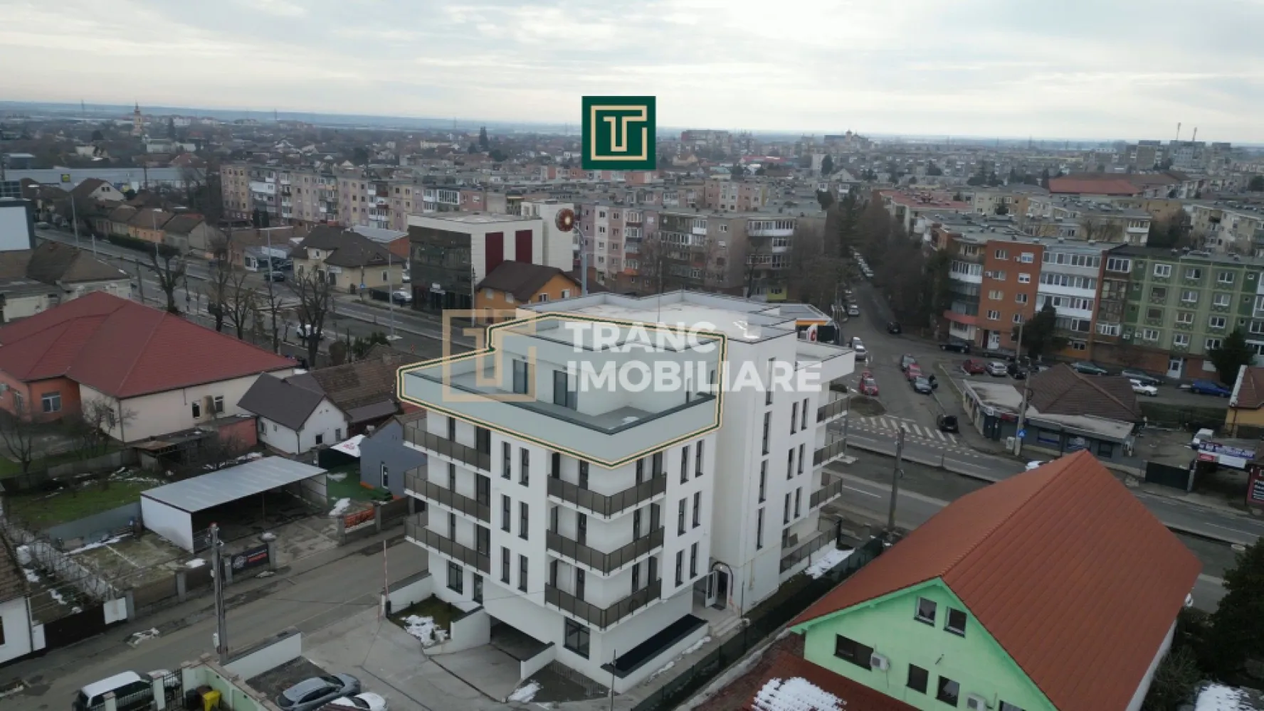Penthouse 3 camere terasă panoramică cu vedere 300° Bloc nou Micălaca - Înainte să începi să citești, vreau să știi un lucru: textul de mai jos nu este un anunț clasic. Nu este genul de descriere scurtă, seacă, cu „X mp, Y camere, Z dotări”. Este un text lung pentru că această proprietate nu este una obișnuită, iar oamenii care caută un penthouse exclusivist nu cumpără dintr-o listă de specificații, ci dintr-o stare, dintr-un sentiment, dintr-o viziune asupra stilului de viață. Dacă ești genul de om care caută doar „un apartament”, probabil nu e pentru tine. Dacă însă cauți un upgrade real de viață, atunci citește până la capăt. O să înțelegi de ce.
Dacă nu cauți doar un apartament, ci un stil de viață premium, atunci te înțeleg perfect. Știu exact ce îți dorești: să ajungi acasă și să simți că nu trăiești „ca toată lumea”, ci într-un loc care îți oferă liniște, intimitate și acel sentiment clar că ai ales ceva rar, exclusivist, construit pentru oameni cu standarde ridicate.

Exact asta îți oferă acest penthouse nou, poziționat extraordinar pe Calea Radnei, în Micalaca, zona Miorița, vis-a-vis de Rompetrol, într-un bloc nou cu regim S+P+3 etaje și etaj retras. Este genul de zonă în care blocurile noi sunt atât de puține, încât le poți număra pe degete. Majoritatea clădirilor sunt vechi, construite în alte vremuri, iar apartamentele cu adevărat moderne apar extrem de rar. Tocmai de aceea, când apare o proprietate ca aceasta, nu vorbim despre „încă o ofertă”, ci despre o oportunitate reală.

Imaginează-ți cum ajungi acasă. Intri în bloc, urci cu liftul, iar în momentul în care pășești în apartament simți imediat că este alt nivel. Totul este luminos, aerisit, modern, cu geamuri vitrate mari care lasă lumina naturală să intre exact cât trebuie. Nu te simți îngrădit, nu te simți sufocat, ci ai senzația de libertate, de spațiu, de calm.

Este un apartament creat pentru cineva care apreciază luxul discret, nu cel strident, ci luxul care se vede în detalii și se simte în fiecare pas. Confortul este real, datorită încălzirii în pardoseală și centralei proprii pe gaz, care îți oferă control total. Parchetul triplustratificat este premium și se simte imediat când calci pe el. Băile sunt spațioase, luminoase, dotate cu oglinzi LED, tavanele sunt realizate din rigips cu iluminat ambiental LED, iar candelabrele moderne ovale și șina cu spoturi LED din living îți permit să controlezi complet atmosfera. Seara poți alege o lumină caldă și relaxantă, când ai invitați o faci elegantă, iar când vrei film, o transformi într-un ambient discret. Asta înseamnă lifestyle premium: să poți adapta spațiul exact la starea ta.

Și acum ajungem la partea care, de cele mai multe ori, face diferența definitivă: terasa. Terasa acestui penthouse nu este un simplu bonus, este motivul pentru care această proprietate este cu adevărat exclusivistă. Vorbim despre o terasă mare, în formă de U, cu o panoramă spectaculoasă asupra orașului, de aproximativ 300 de grade. Este spațiul tău privat, unde dimineața bei cafeaua în liniște, seara te poți relaxa într-un jacuzzi și uiți complet de agitația orașului, îți poți primi prietenii fără să te simți înghesuit și te bucuri de apusuri și de luminile orașului. În plus, există și potențialul de a o duce la următorul nivel, prin amenajarea unei bucătării de vară, chiar și închisă cu sticlă, astfel încât să o folosești o mare parte din an. Sincer, genul acesta de terasă este extrem de rar întâlnit în Arad.

Apartamentul are o compartimentare exact pentru un om care știe ce vrea. Are 82 mp utili, o terasă în formă de U de 72 mp, cu spatiu pentru instalare jacuzzi, un living open-space cu bucătărie, perfect pentru socializare, două dormitoare care oferă intimitate și liniște și două băi, un detaliu care chiar face diferența într-un stil de viață premium. Baia comună este dotată cu duș, bideu și WC, iar baia matrimonială are cadă, bideu și WC. Dormitoarele sunt prevăzute cu uși glisante și suprafețe vitrate, totul fiind aerisit, elegant și modern.

Locația completează perfect experiența. Ai tramvaiul la 50 de metri, Kaufland și Lidl în apropiere, sală de fitness, magazine, bancă, Sala Polivalentă, Mureșul peste pod și acces rapid atât spre centru, cât și spre zonele comerciale mari precum La Cocoș, Jumbo sau Dedeman. Ai totul la îndemână, dar în același timp trăiești „sus”, departe de zgomot și agitație.

Îți spun sincer: acest penthouse nu este pentru oricine. Este pentru cineva care trăiește cu standarde, care își dorește un apartament care să îl reprezinte și care caută mai mult decât patru pereți. Dacă vrei un loc care să îți ofere intimitate, lumină, confort și acel sentiment clar că „asta e casa mea”, îți recomand să îl vezi. Sunt proprietăți care nu se explică în totalitate. Se simt.

Mai rămâne doar să mă contactezi și să programezi o vizionare ca să te convingi singur.