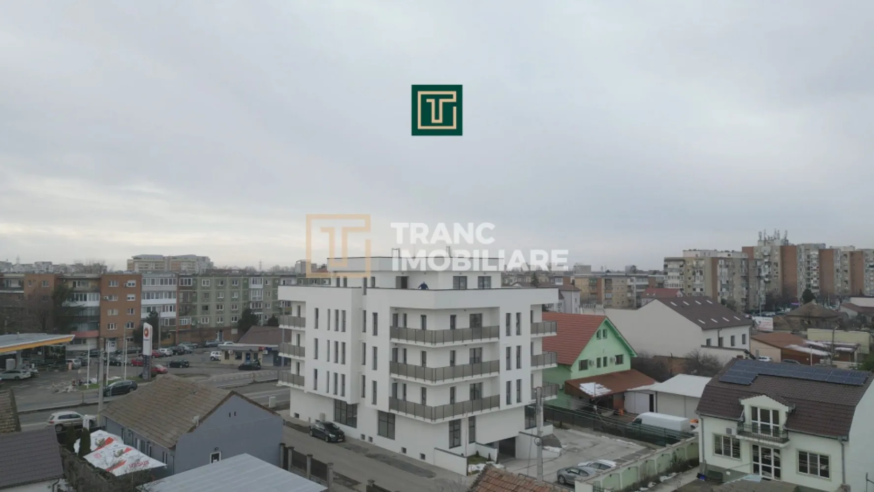 Penthouse 3 camere terasă panoramică cu vedere 300° Bloc nou Micălaca - Înainte să începi să citești, vreau să știi un lucru: textul de mai jos nu este un anunț clasic. Nu este genul de descriere scurtă, seacă, cu „X mp, Y camere, Z dotări”. Este un text lung pentru că această proprietate nu este una obișnuită, iar oamenii care caută un penthouse exclusivist nu cumpără dintr-o listă de specificații, ci dintr-o stare, dintr-un sentiment, dintr-o viziune asupra stilului de viață. Dacă ești genul de om care caută doar „un apartament”, probabil nu e pentru tine. Dacă însă cauți un upgrade real de viață, atunci citește până la capăt. O să înțelegi de ce.
Dacă nu cauți doar un apartament, ci un stil de viață premium, atunci te înțeleg perfect. Știu exact ce îți dorești: să ajungi acasă și să simți că nu trăiești „ca toată lumea”, ci într-un loc care îți oferă liniște, intimitate și acel sentiment clar că ai ales ceva rar, exclusivist, construit pentru oameni cu standarde ridicate.

Exact asta îți oferă acest penthouse nou, poziționat extraordinar pe Calea Radnei, în Micalaca, zona Miorița, vis-a-vis de Rompetrol, într-un bloc nou cu regim S+P+3 etaje și etaj retras. Este genul de zonă în care blocurile noi sunt atât de puține, încât le poți număra pe degete. Majoritatea clădirilor sunt vechi, construite în alte vremuri, iar apartamentele cu adevărat moderne apar extrem de rar. Tocmai de aceea, când apare o proprietate ca aceasta, nu vorbim despre „încă o ofertă”, ci despre o oportunitate reală.

Imaginează-ți cum ajungi acasă. Intri în bloc, urci cu liftul, iar în momentul în care pășești în apartament simți imediat că este alt nivel. Totul este luminos, aerisit, modern, cu geamuri vitrate mari care lasă lumina naturală să intre exact cât trebuie. Nu te simți îngrădit, nu te simți sufocat, ci ai senzația de libertate, de spațiu, de calm.

Este un apartament creat pentru cineva care apreciază luxul discret, nu cel strident, ci luxul care se vede în detalii și se simte în fiecare pas. Confortul este real, datorită încălzirii în pardoseală și centralei proprii pe gaz, care îți oferă control total. Parchetul triplustratificat este premium și se simte imediat când calci pe el. Băile sunt spațioase, luminoase, dotate cu oglinzi LED, tavanele sunt realizate din rigips cu iluminat ambiental LED, iar candelabrele moderne ovale și șina cu spoturi LED din living îți permit să controlezi complet atmosfera. Seara poți alege o lumină caldă și relaxantă, când ai invitați o faci elegantă, iar când vrei film, o transformi într-un ambient discret. Asta înseamnă lifestyle premium: să poți adapta spațiul exact la starea ta.

Și acum ajungem la partea care, de cele mai multe ori, face diferența definitivă: terasa. Terasa acestui penthouse nu este un simplu bonus, este motivul pentru care această proprietate este cu adevărat exclusivistă. Vorbim despre o terasă mare, în formă de U, cu o panoramă spectaculoasă asupra orașului, de aproximativ 300 de grade. Este spațiul tău privat, unde dimineața bei cafeaua în liniște, seara te poți relaxa într-un jacuzzi și uiți complet de agitația orașului, îți poți primi prietenii fără să te simți înghesuit și te bucuri de apusuri și de luminile orașului. În plus, există și potențialul de a o duce la următorul nivel, prin amenajarea unei bucătării de vară, chiar și închisă cu sticlă, astfel încât să o folosești o mare parte din an. Sincer, genul acesta de terasă este extrem de rar întâlnit în Arad.

Apartamentul are o compartimentare exact pentru un om care știe ce vrea. Are 82 mp utili, o terasă în formă de U de 72 mp, cu spatiu pentru instalare jacuzzi, un living open-space cu bucătărie, perfect pentru socializare, două dormitoare care oferă intimitate și liniște și două băi, un detaliu care chiar face diferența într-un stil de viață premium. Baia comună este dotată cu duș, bideu și WC, iar baia matrimonială are cadă, bideu și WC. Dormitoarele sunt prevăzute cu uși glisante și suprafețe vitrate, totul fiind aerisit, elegant și modern.

Locația completează perfect experiența. Ai tramvaiul la 50 de metri, Kaufland și Lidl în apropiere, sală de fitness, magazine, bancă, Sala Polivalentă, Mureșul peste pod și acces rapid atât spre centru, cât și spre zonele comerciale mari precum La Cocoș, Jumbo sau Dedeman. Ai totul la îndemână, dar în același timp trăiești „sus”, departe de zgomot și agitație.

Îți spun sincer: acest penthouse nu este pentru oricine. Este pentru cineva care trăiește cu standarde, care își dorește un apartament care să îl reprezinte și care caută mai mult decât patru pereți. Dacă vrei un loc care să îți ofere intimitate, lumină, confort și acel sentiment clar că „asta e casa mea”, îți recomand să îl vezi. Sunt proprietăți care nu se explică în totalitate. Se simt.

Mai rămâne doar să mă contactezi și să programezi o vizionare ca să te convingi singur.