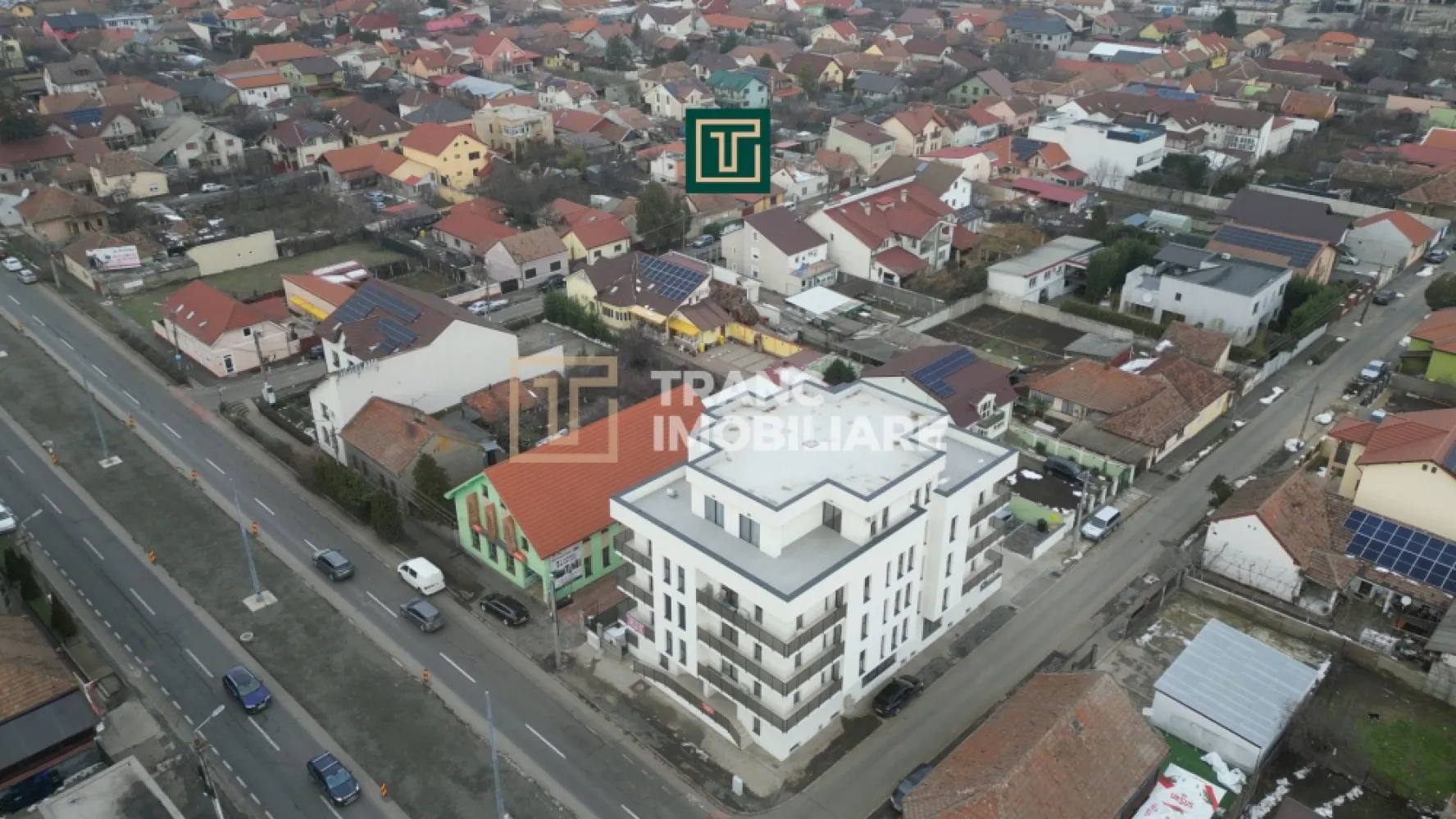 Penthouse 3 camere terasă panoramică cu vedere 300° Bloc nou Micălaca - Înainte să începi să citești, vreau să știi un lucru: textul de mai jos nu este un anunț clasic. Nu este genul de descriere scurtă, seacă, cu „X mp, Y camere, Z dotări”. Este un text lung pentru că această proprietate nu este una obișnuită, iar oamenii care caută un penthouse exclusivist nu cumpără dintr-o listă de specificații, ci dintr-o stare, dintr-un sentiment, dintr-o viziune asupra stilului de viață. Dacă ești genul de om care caută doar „un apartament”, probabil nu e pentru tine. Dacă însă cauți un upgrade real de viață, atunci citește până la capăt. O să înțelegi de ce.
Dacă nu cauți doar un apartament, ci un stil de viață premium, atunci te înțeleg perfect. Știu exact ce îți dorești: să ajungi acasă și să simți că nu trăiești „ca toată lumea”, ci într-un loc care îți oferă liniște, intimitate și acel sentiment clar că ai ales ceva rar, exclusivist, construit pentru oameni cu standarde ridicate.

Exact asta îți oferă acest penthouse nou, poziționat extraordinar pe Calea Radnei, în Micalaca, zona Miorița, vis-a-vis de Rompetrol, într-un bloc nou cu regim S+P+3 etaje și etaj retras. Este genul de zonă în care blocurile noi sunt atât de puține, încât le poți număra pe degete. Majoritatea clădirilor sunt vechi, construite în alte vremuri, iar apartamentele cu adevărat moderne apar extrem de rar. Tocmai de aceea, când apare o proprietate ca aceasta, nu vorbim despre „încă o ofertă”, ci despre o oportunitate reală.

Imaginează-ți cum ajungi acasă. Intri în bloc, urci cu liftul, iar în momentul în care pășești în apartament simți imediat că este alt nivel. Totul este luminos, aerisit, modern, cu geamuri vitrate mari care lasă lumina naturală să intre exact cât trebuie. Nu te simți îngrădit, nu te simți sufocat, ci ai senzația de libertate, de spațiu, de calm.

Este un apartament creat pentru cineva care apreciază luxul discret, nu cel strident, ci luxul care se vede în detalii și se simte în fiecare pas. Confortul este real, datorită încălzirii în pardoseală și centralei proprii pe gaz, care îți oferă control total. Parchetul triplustratificat este premium și se simte imediat când calci pe el. Băile sunt spațioase, luminoase, dotate cu oglinzi LED, tavanele sunt realizate din rigips cu iluminat ambiental LED, iar candelabrele moderne ovale și șina cu spoturi LED din living îți permit să controlezi complet atmosfera. Seara poți alege o lumină caldă și relaxantă, când ai invitați o faci elegantă, iar când vrei film, o transformi într-un ambient discret. Asta înseamnă lifestyle premium: să poți adapta spațiul exact la starea ta.

Și acum ajungem la partea care, de cele mai multe ori, face diferența definitivă: terasa. Terasa acestui penthouse nu este un simplu bonus, este motivul pentru care această proprietate este cu adevărat exclusivistă. Vorbim despre o terasă mare, în formă de U, cu o panoramă spectaculoasă asupra orașului, de aproximativ 300 de grade. Este spațiul tău privat, unde dimineața bei cafeaua în liniște, seara te poți relaxa într-un jacuzzi și uiți complet de agitația orașului, îți poți primi prietenii fără să te simți înghesuit și te bucuri de apusuri și de luminile orașului. În plus, există și potențialul de a o duce la următorul nivel, prin amenajarea unei bucătării de vară, chiar și închisă cu sticlă, astfel încât să o folosești o mare parte din an. Sincer, genul acesta de terasă este extrem de rar întâlnit în Arad.

Apartamentul are o compartimentare exact pentru un om care știe ce vrea. Are 82 mp utili, o terasă în formă de U de 72 mp, cu spatiu pentru instalare jacuzzi, un living open-space cu bucătărie, perfect pentru socializare, două dormitoare care oferă intimitate și liniște și două băi, un detaliu care chiar face diferența într-un stil de viață premium. Baia comună este dotată cu duș, bideu și WC, iar baia matrimonială are cadă, bideu și WC. Dormitoarele sunt prevăzute cu uși glisante și suprafețe vitrate, totul fiind aerisit, elegant și modern.

Locația completează perfect experiența. Ai tramvaiul la 50 de metri, Kaufland și Lidl în apropiere, sală de fitness, magazine, bancă, Sala Polivalentă, Mureșul peste pod și acces rapid atât spre centru, cât și spre zonele comerciale mari precum La Cocoș, Jumbo sau Dedeman. Ai totul la îndemână, dar în același timp trăiești „sus”, departe de zgomot și agitație.

Îți spun sincer: acest penthouse nu este pentru oricine. Este pentru cineva care trăiește cu standarde, care își dorește un apartament care să îl reprezinte și care caută mai mult decât patru pereți. Dacă vrei un loc care să îți ofere intimitate, lumină, confort și acel sentiment clar că „asta e casa mea”, îți recomand să îl vezi. Sunt proprietăți care nu se explică în totalitate. Se simt.

Mai rămâne doar să mă contactezi și să programezi o vizionare ca să te convingi singur.