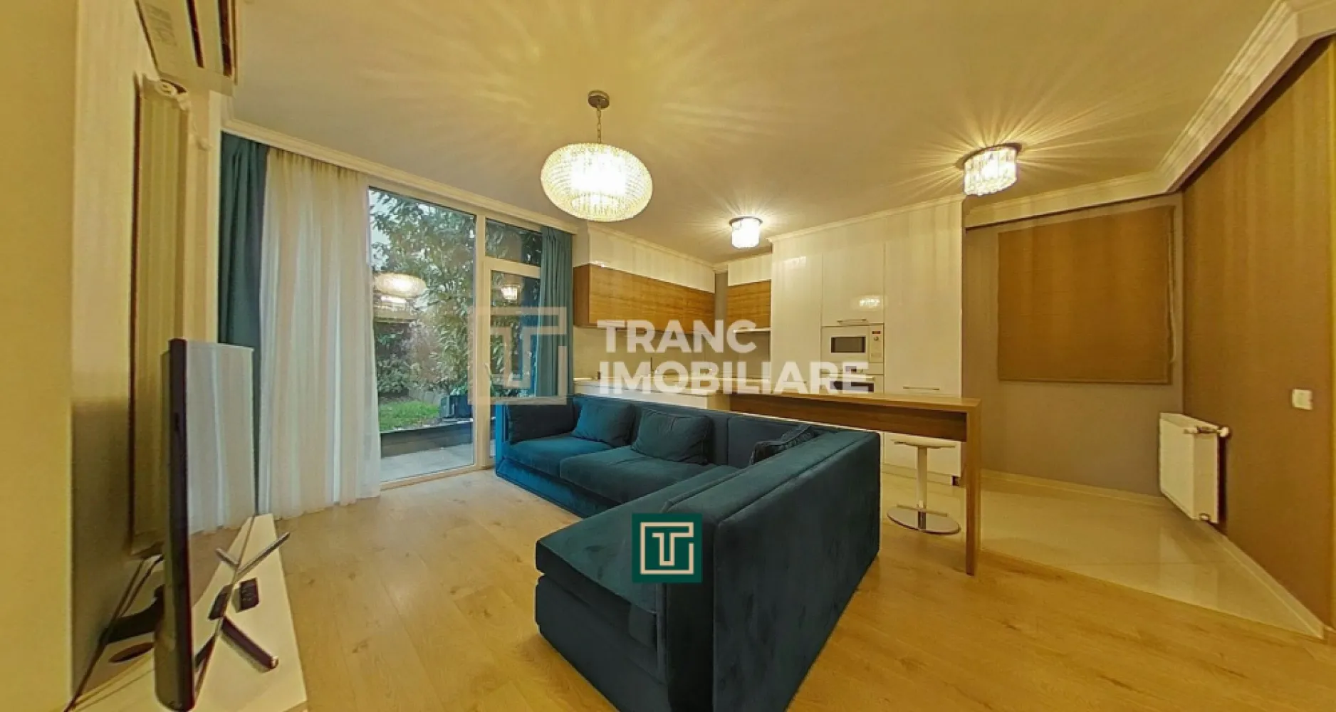 Apartament premium cu 3 camere de închiriat în Arad Plaza - Tranc Imobiliare îți propune spre închiriere un apartament modern cu 3 camere, situat într-una dintre cele mai exclusiviste zone ale Aradului, în complexul Arad Plaza, chiar în inima orașului, aproape de Piața Mică și de toate facilitățile urbane.

Apartamentul se află la etajul 1 al unui bloc nou, construit în 2018, cu regim de înălțime P+8, oferind un ambient premium, ideal pentru cei care își doresc confort, spațiu și un stil de viață modern.

Locuința are o suprafață utilă de 80 mp și este compartimentată semidecomandat, fiind compusă din două dormitoare, un living spațios, bucătărie complet echipată, două băi, un balcon și o terasă generoasă, perfectă pentru relaxare sau momente petrecute în aer liber.

Apartamentul este complet mobilat și utilat, dotat cu centrală termică proprie pe gaz și aer condiționat, totul fiind nou, modern și atent ales pentru un plus de eleganță.

O proprietate ideală pentru cei care caută o locuință luxoasă într-o zonă premium, cu acces rapid către centru, magazine, restaurante și mijloace de transport.

Pentru detalii și programarea unei vizionări, te așteptăm să ne contactezi!