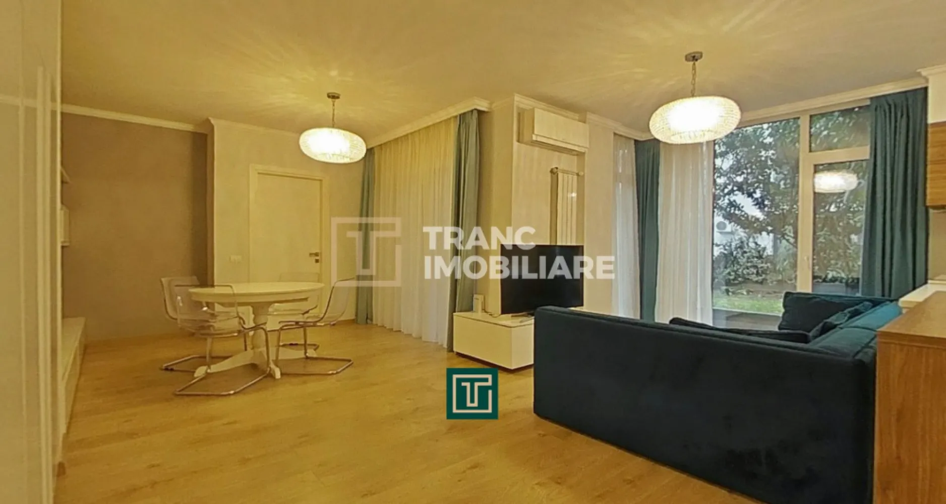 Apartament premium cu 3 camere de închiriat în Arad Plaza - Tranc Imobiliare îți propune spre închiriere un apartament modern cu 3 camere, situat într-una dintre cele mai exclusiviste zone ale Aradului, în complexul Arad Plaza, chiar în inima orașului, aproape de Piața Mică și de toate facilitățile urbane.

Apartamentul se află la etajul 1 al unui bloc nou, construit în 2018, cu regim de înălțime P+8, oferind un ambient premium, ideal pentru cei care își doresc confort, spațiu și un stil de viață modern.

Locuința are o suprafață utilă de 80 mp și este compartimentată semidecomandat, fiind compusă din două dormitoare, un living spațios, bucătărie complet echipată, două băi, un balcon și o terasă generoasă, perfectă pentru relaxare sau momente petrecute în aer liber.

Apartamentul este complet mobilat și utilat, dotat cu centrală termică proprie pe gaz și aer condiționat, totul fiind nou, modern și atent ales pentru un plus de eleganță.

O proprietate ideală pentru cei care caută o locuință luxoasă într-o zonă premium, cu acces rapid către centru, magazine, restaurante și mijloace de transport.

Pentru detalii și programarea unei vizionări, te așteptăm să ne contactezi!
