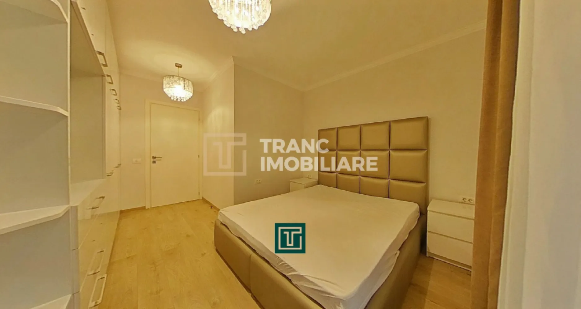 Apartament premium cu 3 camere de închiriat în Arad Plaza - Tranc Imobiliare îți propune spre închiriere un apartament modern cu 3 camere, situat într-una dintre cele mai exclusiviste zone ale Aradului, în complexul Arad Plaza, chiar în inima orașului, aproape de Piața Mică și de toate facilitățile urbane.

Apartamentul se află la etajul 1 al unui bloc nou, construit în 2018, cu regim de înălțime P+8, oferind un ambient premium, ideal pentru cei care își doresc confort, spațiu și un stil de viață modern.

Locuința are o suprafață utilă de 80 mp și este compartimentată semidecomandat, fiind compusă din două dormitoare, un living spațios, bucătărie complet echipată, două băi, un balcon și o terasă generoasă, perfectă pentru relaxare sau momente petrecute în aer liber.

Apartamentul este complet mobilat și utilat, dotat cu centrală termică proprie pe gaz și aer condiționat, totul fiind nou, modern și atent ales pentru un plus de eleganță.

O proprietate ideală pentru cei care caută o locuință luxoasă într-o zonă premium, cu acces rapid către centru, magazine, restaurante și mijloace de transport.

Pentru detalii și programarea unei vizionări, te așteptăm să ne contactezi!