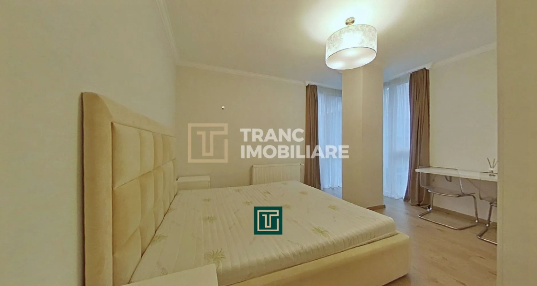 Apartament premium cu 3 camere de închiriat în Arad Plaza - Tranc Imobiliare îți propune spre închiriere un apartament modern cu 3 camere, situat într-una dintre cele mai exclusiviste zone ale Aradului, în complexul Arad Plaza, chiar în inima orașului, aproape de Piața Mică și de toate facilitățile urbane.

Apartamentul se află la etajul 1 al unui bloc nou, construit în 2018, cu regim de înălțime P+8, oferind un ambient premium, ideal pentru cei care își doresc confort, spațiu și un stil de viață modern.

Locuința are o suprafață utilă de 80 mp și este compartimentată semidecomandat, fiind compusă din două dormitoare, un living spațios, bucătărie complet echipată, două băi, un balcon și o terasă generoasă, perfectă pentru relaxare sau momente petrecute în aer liber.

Apartamentul este complet mobilat și utilat, dotat cu centrală termică proprie pe gaz și aer condiționat, totul fiind nou, modern și atent ales pentru un plus de eleganță.

O proprietate ideală pentru cei care caută o locuință luxoasă într-o zonă premium, cu acces rapid către centru, magazine, restaurante și mijloace de transport.

Pentru detalii și programarea unei vizionări, te așteptăm să ne contactezi!