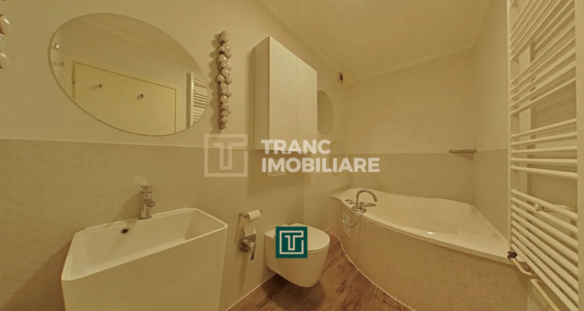 Apartament premium cu 3 camere de închiriat în Arad Plaza - Tranc Imobiliare îți propune spre închiriere un apartament modern cu 3 camere, situat într-una dintre cele mai exclusiviste zone ale Aradului, în complexul Arad Plaza, chiar în inima orașului, aproape de Piața Mică și de toate facilitățile urbane.

Apartamentul se află la etajul 1 al unui bloc nou, construit în 2018, cu regim de înălțime P+8, oferind un ambient premium, ideal pentru cei care își doresc confort, spațiu și un stil de viață modern.

Locuința are o suprafață utilă de 80 mp și este compartimentată semidecomandat, fiind compusă din două dormitoare, un living spațios, bucătărie complet echipată, două băi, un balcon și o terasă generoasă, perfectă pentru relaxare sau momente petrecute în aer liber.

Apartamentul este complet mobilat și utilat, dotat cu centrală termică proprie pe gaz și aer condiționat, totul fiind nou, modern și atent ales pentru un plus de eleganță.

O proprietate ideală pentru cei care caută o locuință luxoasă într-o zonă premium, cu acces rapid către centru, magazine, restaurante și mijloace de transport.

Pentru detalii și programarea unei vizionări, te așteptăm să ne contactezi!