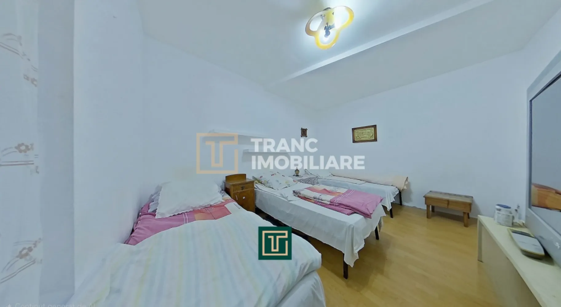 Casă de închiriat pentru muncitori – Vladimirescu, aproape de Arad - Vă oferim spre închiriere o casă practică și bine compartimentată, ideală pentru cazarea muncitorilor, situată în Vladimirescu, județul Arad, într-o zonă accesibilă și foarte aproape de oraș.

Proprietatea are o suprafață utilă de 42 mp, suprafață construită de 50 mp și beneficiază de un teren generos de 700 mp, oferind spațiu suplimentar pentru relaxare sau parcare. Casa a fost construită în anul 2007 și este dispusă pe două nivele: parter și etaj 1.

Compartimentarea este optimizată pentru confort: 2 dormitoare, 2 băi și o bucătărie, ceea ce asigură condiții bune de locuit pentru un grup de muncitori. În total, sunt disponibile 6 locuri de cazare.

Un avantaj major este faptul că în prețul chiriei sunt incluse și cheltuielile, oferind predictibilitate și costuri fixe pentru companie sau chiriași. Casa dispune de curent trifazic, fiind potrivită și pentru diverse activități tehnice, precum și de centrală termică pe gaz, asigurând confort pe tot parcursul anului.

Locația este excelentă, cu acces rapid către Arad și principalele puncte de interes.

Contactați-ne pentru detalii suplimentare și programarea unei vizionări!