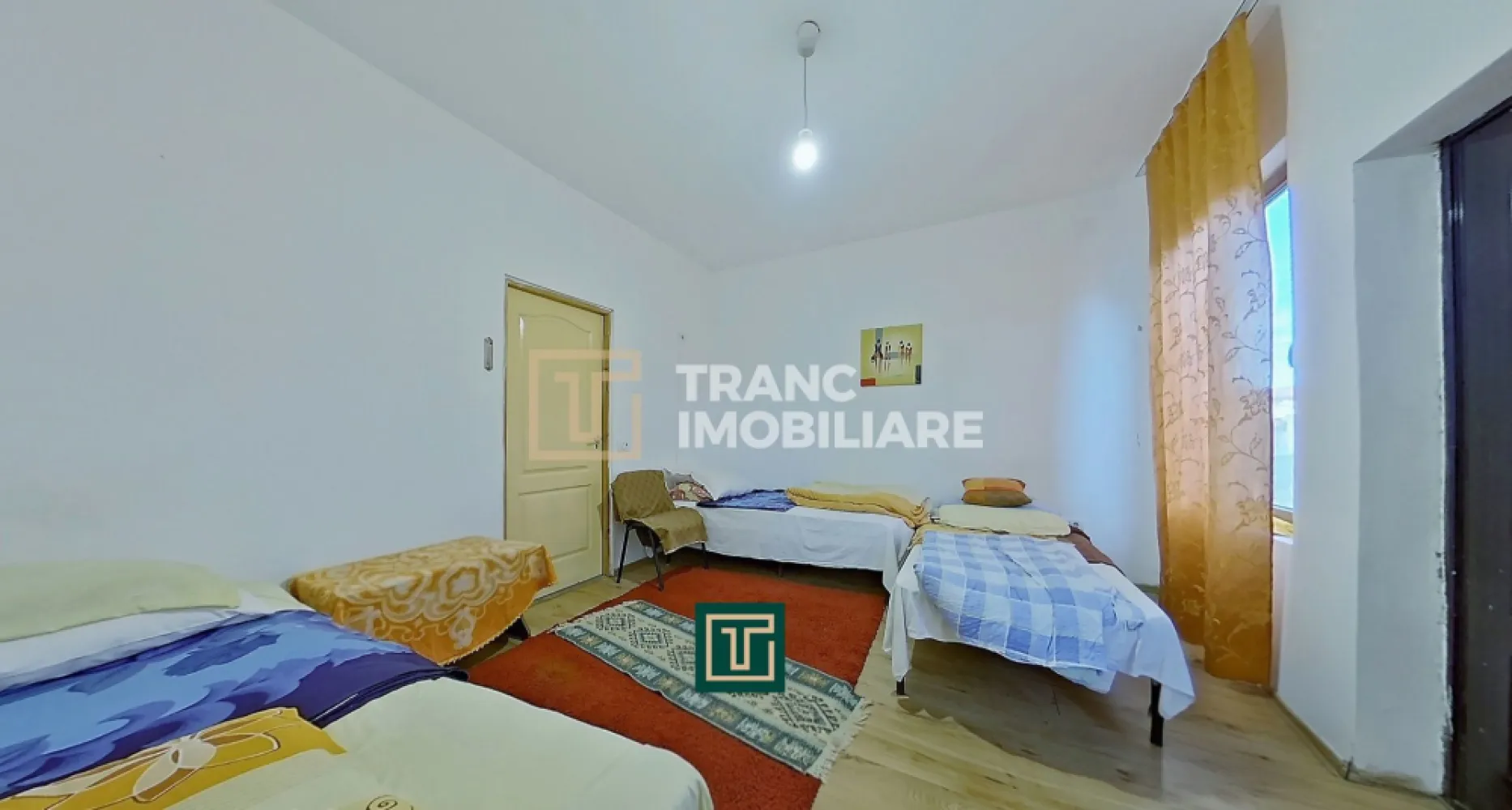 Casă de închiriat pentru muncitori – Vladimirescu, aproape de Arad - Vă oferim spre închiriere o casă practică și bine compartimentată, ideală pentru cazarea muncitorilor, situată în Vladimirescu, județul Arad, într-o zonă accesibilă și foarte aproape de oraș.

Proprietatea are o suprafață utilă de 42 mp, suprafață construită de 50 mp și beneficiază de un teren generos de 700 mp, oferind spațiu suplimentar pentru relaxare sau parcare. Casa a fost construită în anul 2007 și este dispusă pe două nivele: parter și etaj 1.

Compartimentarea este optimizată pentru confort: 2 dormitoare, 2 băi și o bucătărie, ceea ce asigură condiții bune de locuit pentru un grup de muncitori. În total, sunt disponibile 6 locuri de cazare.

Un avantaj major este faptul că în prețul chiriei sunt incluse și cheltuielile, oferind predictibilitate și costuri fixe pentru companie sau chiriași. Casa dispune de curent trifazic, fiind potrivită și pentru diverse activități tehnice, precum și de centrală termică pe gaz, asigurând confort pe tot parcursul anului.

Locația este excelentă, cu acces rapid către Arad și principalele puncte de interes.

Contactați-ne pentru detalii suplimentare și programarea unei vizionări!