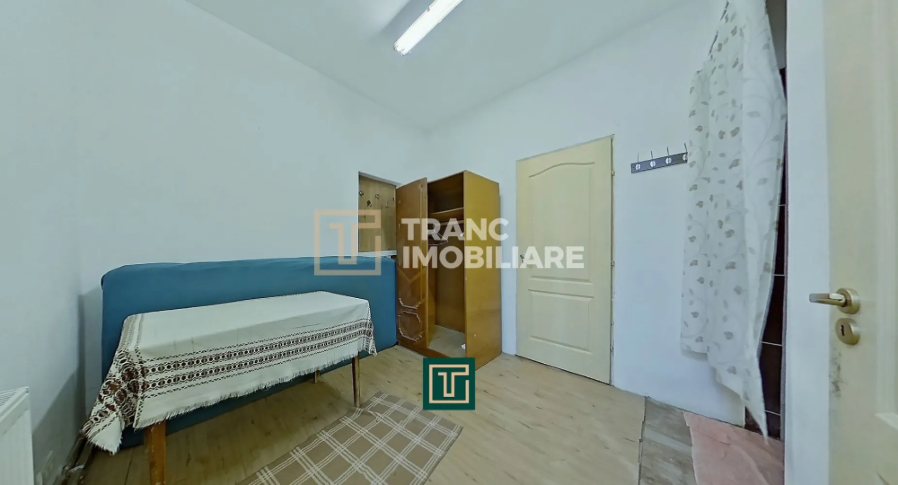 Casă de închiriat pentru muncitori – Vladimirescu, aproape de Arad - Vă oferim spre închiriere o casă practică și bine compartimentată, ideală pentru cazarea muncitorilor, situată în Vladimirescu, județul Arad, într-o zonă accesibilă și foarte aproape de oraș.

Proprietatea are o suprafață utilă de 42 mp, suprafață construită de 50 mp și beneficiază de un teren generos de 700 mp, oferind spațiu suplimentar pentru relaxare sau parcare. Casa a fost construită în anul 2007 și este dispusă pe două nivele: parter și etaj 1.

Compartimentarea este optimizată pentru confort: 2 dormitoare, 2 băi și o bucătărie, ceea ce asigură condiții bune de locuit pentru un grup de muncitori. În total, sunt disponibile 6 locuri de cazare.

Un avantaj major este faptul că în prețul chiriei sunt incluse și cheltuielile, oferind predictibilitate și costuri fixe pentru companie sau chiriași. Casa dispune de curent trifazic, fiind potrivită și pentru diverse activități tehnice, precum și de centrală termică pe gaz, asigurând confort pe tot parcursul anului.

Locația este excelentă, cu acces rapid către Arad și principalele puncte de interes.

Contactați-ne pentru detalii suplimentare și programarea unei vizionări!
