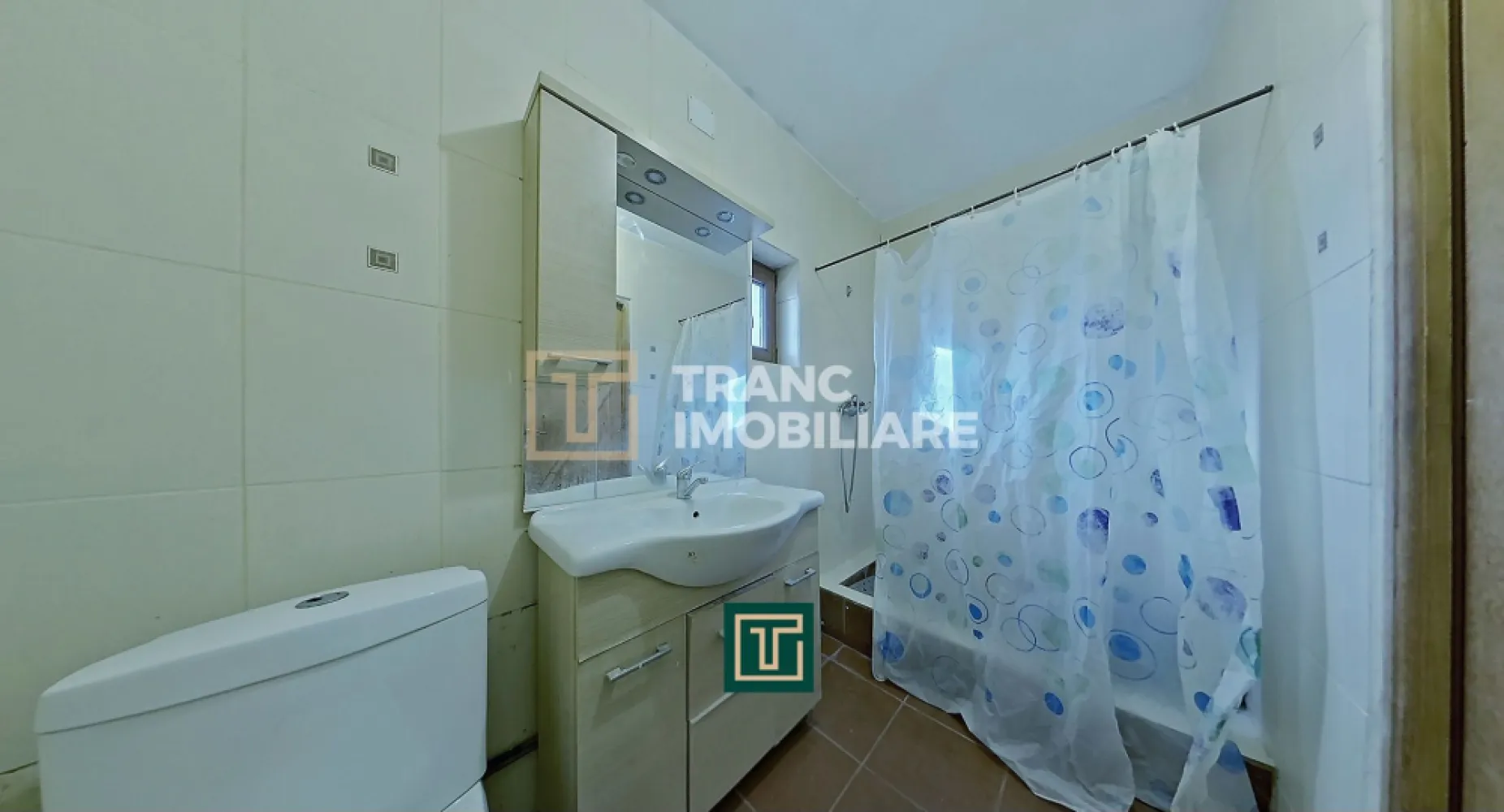 Casă de închiriat pentru muncitori – Vladimirescu, aproape de Arad - Vă oferim spre închiriere o casă practică și bine compartimentată, ideală pentru cazarea muncitorilor, situată în Vladimirescu, județul Arad, într-o zonă accesibilă și foarte aproape de oraș.

Proprietatea are o suprafață utilă de 42 mp, suprafață construită de 50 mp și beneficiază de un teren generos de 700 mp, oferind spațiu suplimentar pentru relaxare sau parcare. Casa a fost construită în anul 2007 și este dispusă pe două nivele: parter și etaj 1.

Compartimentarea este optimizată pentru confort: 2 dormitoare, 2 băi și o bucătărie, ceea ce asigură condiții bune de locuit pentru un grup de muncitori. În total, sunt disponibile 6 locuri de cazare.

Un avantaj major este faptul că în prețul chiriei sunt incluse și cheltuielile, oferind predictibilitate și costuri fixe pentru companie sau chiriași. Casa dispune de curent trifazic, fiind potrivită și pentru diverse activități tehnice, precum și de centrală termică pe gaz, asigurând confort pe tot parcursul anului.

Locația este excelentă, cu acces rapid către Arad și principalele puncte de interes.

Contactați-ne pentru detalii suplimentare și programarea unei vizionări!