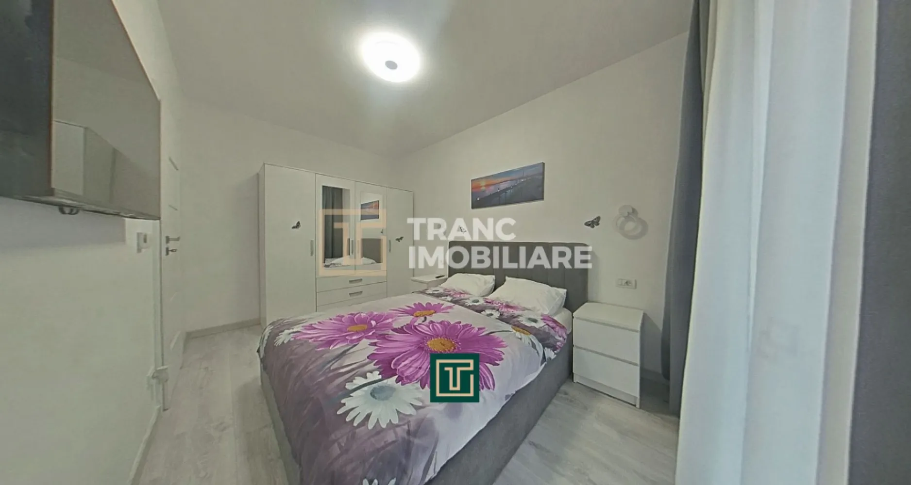 Apartament modern 2 camere, Adora Park Arad – Locație excelentă - Descoperă confortul unui stil de viață modern în cadrul exclusivist al complexului rezidențial Adora Park, situat pe strada Cocorilor, în județul Arad.

Îți propunem spre închiriere un apartament cu 2 camere, semidecomandat, cu o suprafață utilă de 43 mp (53 mp construiți), amplasat la etajul 3 dintr-un imobil nou cu 12 nivele, finalizat în 2022. Poziționarea la etaj intermediar oferă un echilibru ideal între confort termic și acces facil.

Locuința este compartimentată eficient: living luminos, dormitor primitor, baie modernă și balcon – perfect pentru momentele de relaxare. Apartamentul dispune de centrală termică proprie pe gaz și aer condiționat, asigurând confort pe tot parcursul anului.

Complexul este unul dintre cele mai apreciate din oraș, cu acces securizat și un mediu liniștit, ideal atât pentru un cuplu, cât și pentru o persoană activă. În imediata apropiere regăsim biserică, cafenele, liceu, magazine alimentare și stație de tramvai, oferind acces rapid către toate punctele de interes.

Dacă îți dorești un apartament modern, într-un bloc nou, premium, într-o zonă bine cotată, această proprietate este alegerea potrivită.