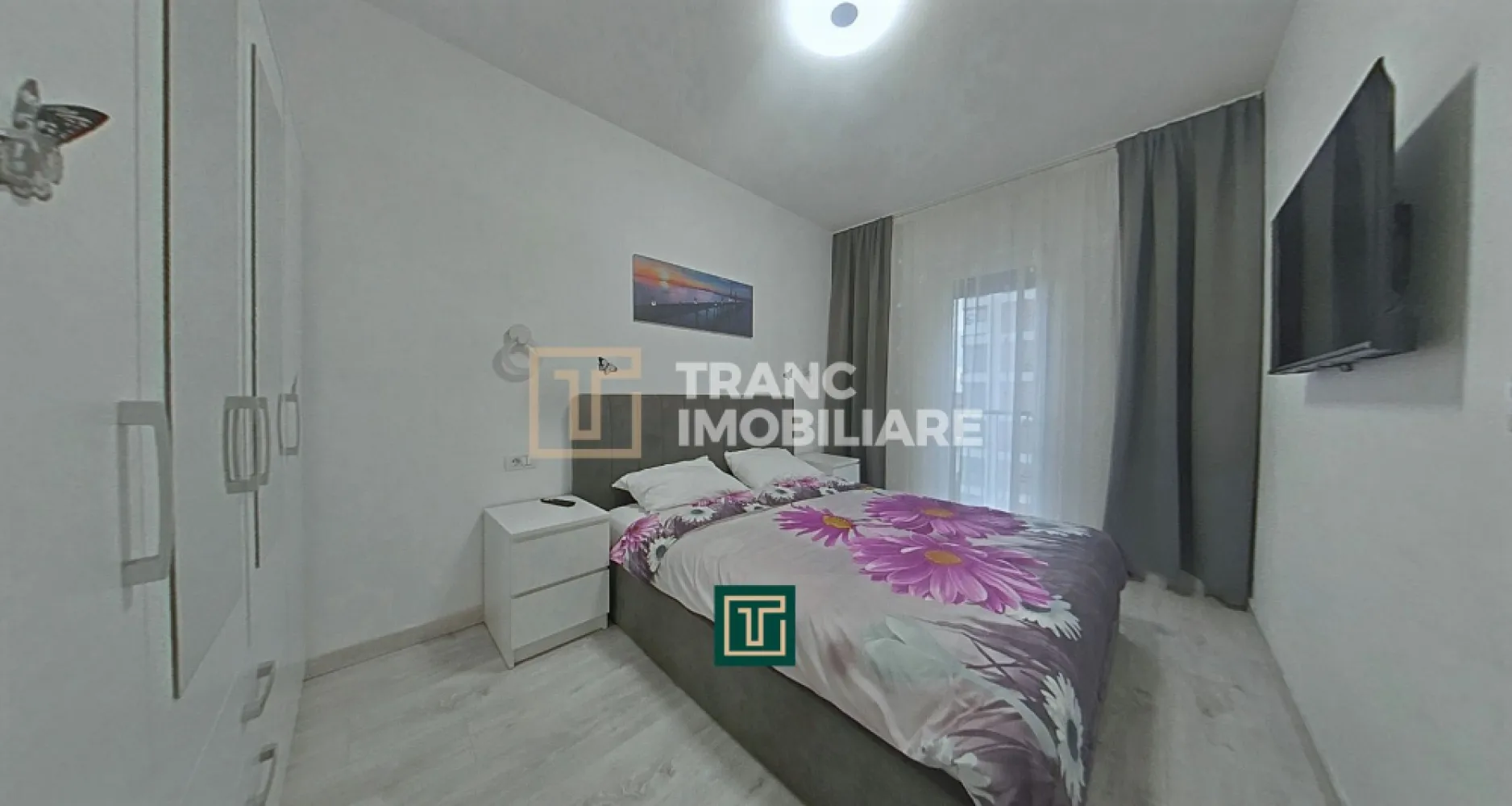 Apartament modern 2 camere, Adora Park Arad – Locație excelentă - Descoperă confortul unui stil de viață modern în cadrul exclusivist al complexului rezidențial Adora Park, situat pe strada Cocorilor, în județul Arad.

Îți propunem spre închiriere un apartament cu 2 camere, semidecomandat, cu o suprafață utilă de 43 mp (53 mp construiți), amplasat la etajul 3 dintr-un imobil nou cu 12 nivele, finalizat în 2022. Poziționarea la etaj intermediar oferă un echilibru ideal între confort termic și acces facil.

Locuința este compartimentată eficient: living luminos, dormitor primitor, baie modernă și balcon – perfect pentru momentele de relaxare. Apartamentul dispune de centrală termică proprie pe gaz și aer condiționat, asigurând confort pe tot parcursul anului.

Complexul este unul dintre cele mai apreciate din oraș, cu acces securizat și un mediu liniștit, ideal atât pentru un cuplu, cât și pentru o persoană activă. În imediata apropiere regăsim biserică, cafenele, liceu, magazine alimentare și stație de tramvai, oferind acces rapid către toate punctele de interes.

Dacă îți dorești un apartament modern, într-un bloc nou, premium, într-o zonă bine cotată, această proprietate este alegerea potrivită.