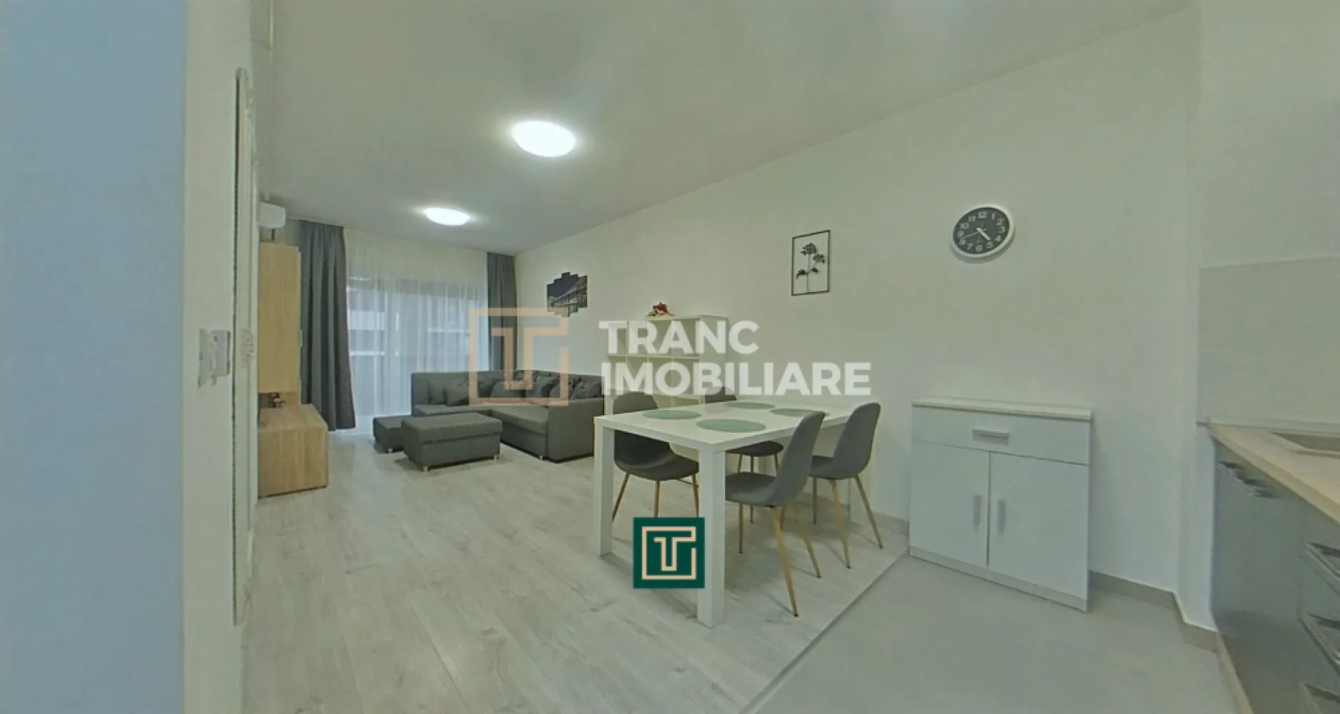 Apartament modern 2 camere, Adora Park Arad – Locație excelentă - Descoperă confortul unui stil de viață modern în cadrul exclusivist al complexului rezidențial Adora Park, situat pe strada Cocorilor, în județul Arad.

Îți propunem spre închiriere un apartament cu 2 camere, semidecomandat, cu o suprafață utilă de 43 mp (53 mp construiți), amplasat la etajul 3 dintr-un imobil nou cu 12 nivele, finalizat în 2022. Poziționarea la etaj intermediar oferă un echilibru ideal între confort termic și acces facil.

Locuința este compartimentată eficient: living luminos, dormitor primitor, baie modernă și balcon – perfect pentru momentele de relaxare. Apartamentul dispune de centrală termică proprie pe gaz și aer condiționat, asigurând confort pe tot parcursul anului.

Complexul este unul dintre cele mai apreciate din oraș, cu acces securizat și un mediu liniștit, ideal atât pentru un cuplu, cât și pentru o persoană activă. În imediata apropiere regăsim biserică, cafenele, liceu, magazine alimentare și stație de tramvai, oferind acces rapid către toate punctele de interes.

Dacă îți dorești un apartament modern, într-un bloc nou, premium, într-o zonă bine cotată, această proprietate este alegerea potrivită.