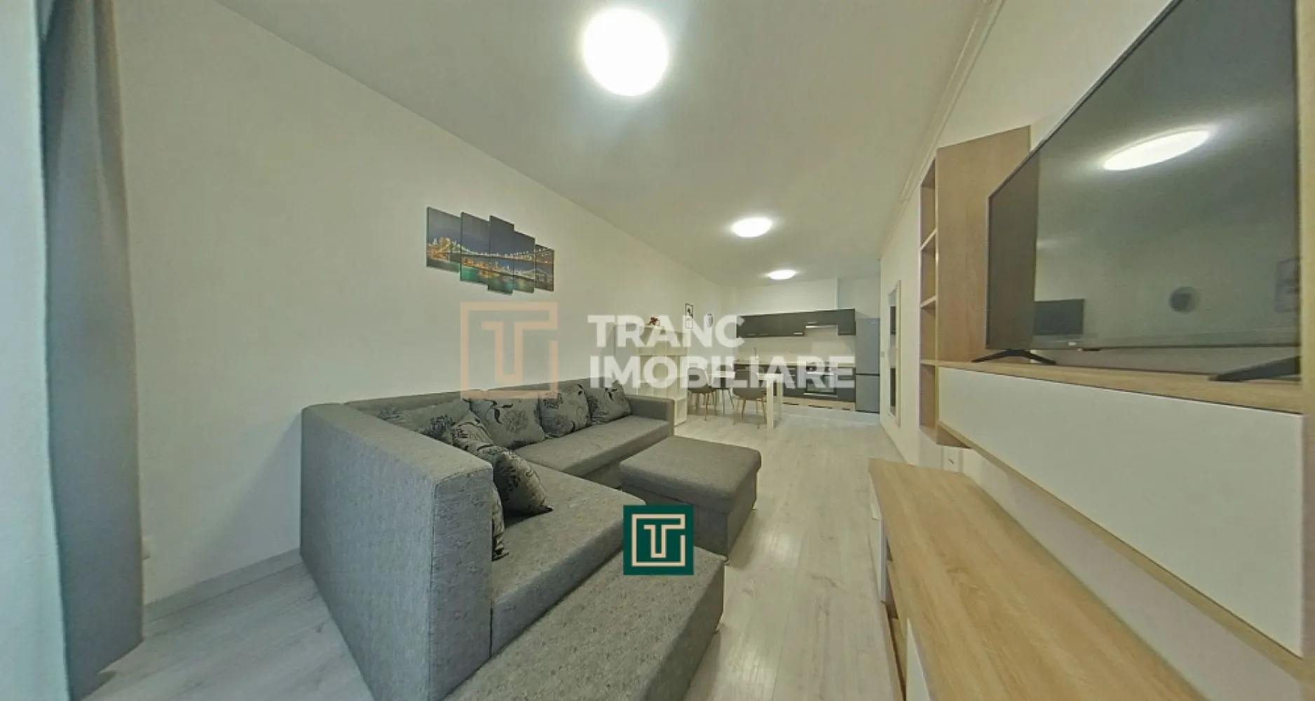 Apartament modern 2 camere, Adora Park Arad – Locație excelentă - Descoperă confortul unui stil de viață modern în cadrul exclusivist al complexului rezidențial Adora Park, situat pe strada Cocorilor, în județul Arad.

Îți propunem spre închiriere un apartament cu 2 camere, semidecomandat, cu o suprafață utilă de 43 mp (53 mp construiți), amplasat la etajul 3 dintr-un imobil nou cu 12 nivele, finalizat în 2022. Poziționarea la etaj intermediar oferă un echilibru ideal între confort termic și acces facil.

Locuința este compartimentată eficient: living luminos, dormitor primitor, baie modernă și balcon – perfect pentru momentele de relaxare. Apartamentul dispune de centrală termică proprie pe gaz și aer condiționat, asigurând confort pe tot parcursul anului.

Complexul este unul dintre cele mai apreciate din oraș, cu acces securizat și un mediu liniștit, ideal atât pentru un cuplu, cât și pentru o persoană activă. În imediata apropiere regăsim biserică, cafenele, liceu, magazine alimentare și stație de tramvai, oferind acces rapid către toate punctele de interes.

Dacă îți dorești un apartament modern, într-un bloc nou, premium, într-o zonă bine cotată, această proprietate este alegerea potrivită.
