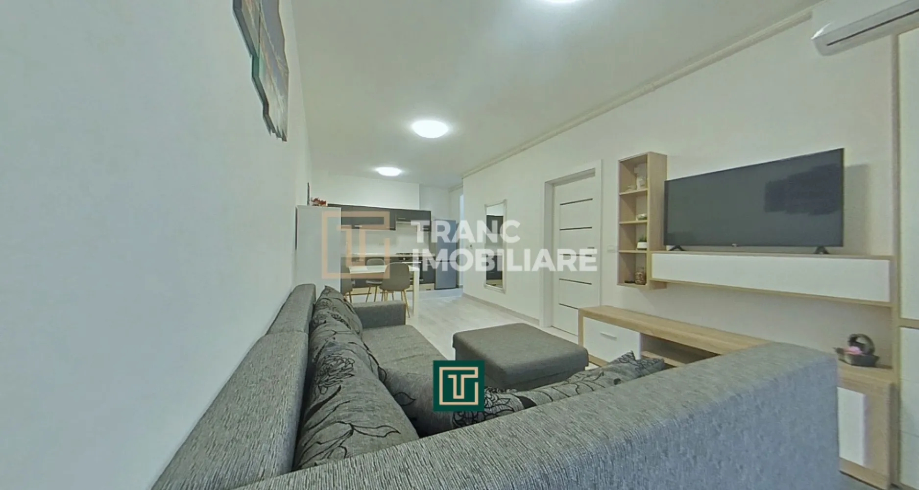 Apartament modern 2 camere, Adora Park Arad – Locație excelentă - Descoperă confortul unui stil de viață modern în cadrul exclusivist al complexului rezidențial Adora Park, situat pe strada Cocorilor, în județul Arad.

Îți propunem spre închiriere un apartament cu 2 camere, semidecomandat, cu o suprafață utilă de 43 mp (53 mp construiți), amplasat la etajul 3 dintr-un imobil nou cu 12 nivele, finalizat în 2022. Poziționarea la etaj intermediar oferă un echilibru ideal între confort termic și acces facil.

Locuința este compartimentată eficient: living luminos, dormitor primitor, baie modernă și balcon – perfect pentru momentele de relaxare. Apartamentul dispune de centrală termică proprie pe gaz și aer condiționat, asigurând confort pe tot parcursul anului.

Complexul este unul dintre cele mai apreciate din oraș, cu acces securizat și un mediu liniștit, ideal atât pentru un cuplu, cât și pentru o persoană activă. În imediata apropiere regăsim biserică, cafenele, liceu, magazine alimentare și stație de tramvai, oferind acces rapid către toate punctele de interes.

Dacă îți dorești un apartament modern, într-un bloc nou, premium, într-o zonă bine cotată, această proprietate este alegerea potrivită.