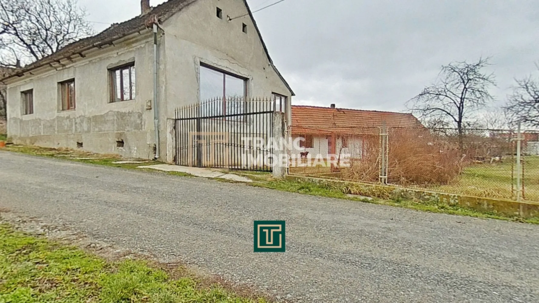 Casă de vânzare cu 4 camere în Zăbrani, teren 578 mp, front generos - Vă propunem spre vânzare o casă spațioasă cu 4 camere, situată în localitatea Zăbrani, județul Arad, ideală pentru o familie care își dorește liniște, curte generoasă și posibilitatea de a-și personaliza locuința după propriul gust.

Proprietatea are o suprafață utilă de 136 mp (170 mp construiți), amplasată pe un teren de 578 mp, cu un front stradal generos de 28 ml – un avantaj important atât pentru acces, cât și pentru eventuale amenajări viitoare. Casa este construită pe un singur nivel (an 1970) și este compartimentată semidecomandat: 3 dormitoare, sufragerie, bucătărie, 2 băi (una amenajată, una în curs de amenajare) și încă 3 încăperi ideale pentru depozitare.

Imobilul se află în stadiu de gri la interior, oferind viitorilor proprietari oportunitatea de a finaliza renovarea după propriile preferințe. Construcția este realizată din văiugă cu cărămidă, fundație din piatră de codru, iar casa este parțial izolată cu polistiren de 15 cm.

Dispune de încălzire centrală pe lemne, cu distribuție prin calorifere metalice și încălzire în pardoseală cu agent termic. Utilități: curent monofazic, apă și canalizare de la rețea, gaz la stradă.

O proprietate cu potențial, curte generoasă și poziționare bună, perfectă pentru cei care caută spațiu și intimitate într-o zonă liniștită.