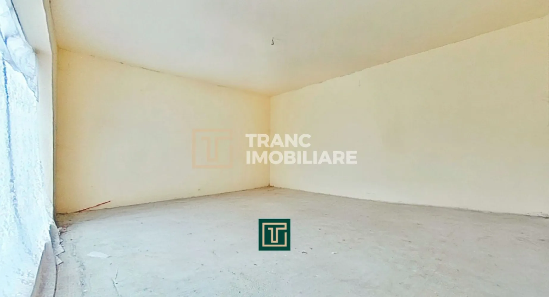 Casă de vânzare cu 4 camere în Zăbrani, teren 578 mp, front generos - Vă propunem spre vânzare o casă spațioasă cu 4 camere, situată în localitatea Zăbrani, județul Arad, ideală pentru o familie care își dorește liniște, curte generoasă și posibilitatea de a-și personaliza locuința după propriul gust.

Proprietatea are o suprafață utilă de 136 mp (170 mp construiți), amplasată pe un teren de 578 mp, cu un front stradal generos de 28 ml – un avantaj important atât pentru acces, cât și pentru eventuale amenajări viitoare. Casa este construită pe un singur nivel (an 1970) și este compartimentată semidecomandat: 3 dormitoare, sufragerie, bucătărie, 2 băi (una amenajată, una în curs de amenajare) și încă 3 încăperi ideale pentru depozitare.

Imobilul se află în stadiu de gri la interior, oferind viitorilor proprietari oportunitatea de a finaliza renovarea după propriile preferințe. Construcția este realizată din văiugă cu cărămidă, fundație din piatră de codru, iar casa este parțial izolată cu polistiren de 15 cm.

Dispune de încălzire centrală pe lemne, cu distribuție prin calorifere metalice și încălzire în pardoseală cu agent termic. Utilități: curent monofazic, apă și canalizare de la rețea, gaz la stradă.

O proprietate cu potențial, curte generoasă și poziționare bună, perfectă pentru cei care caută spațiu și intimitate într-o zonă liniștită.
